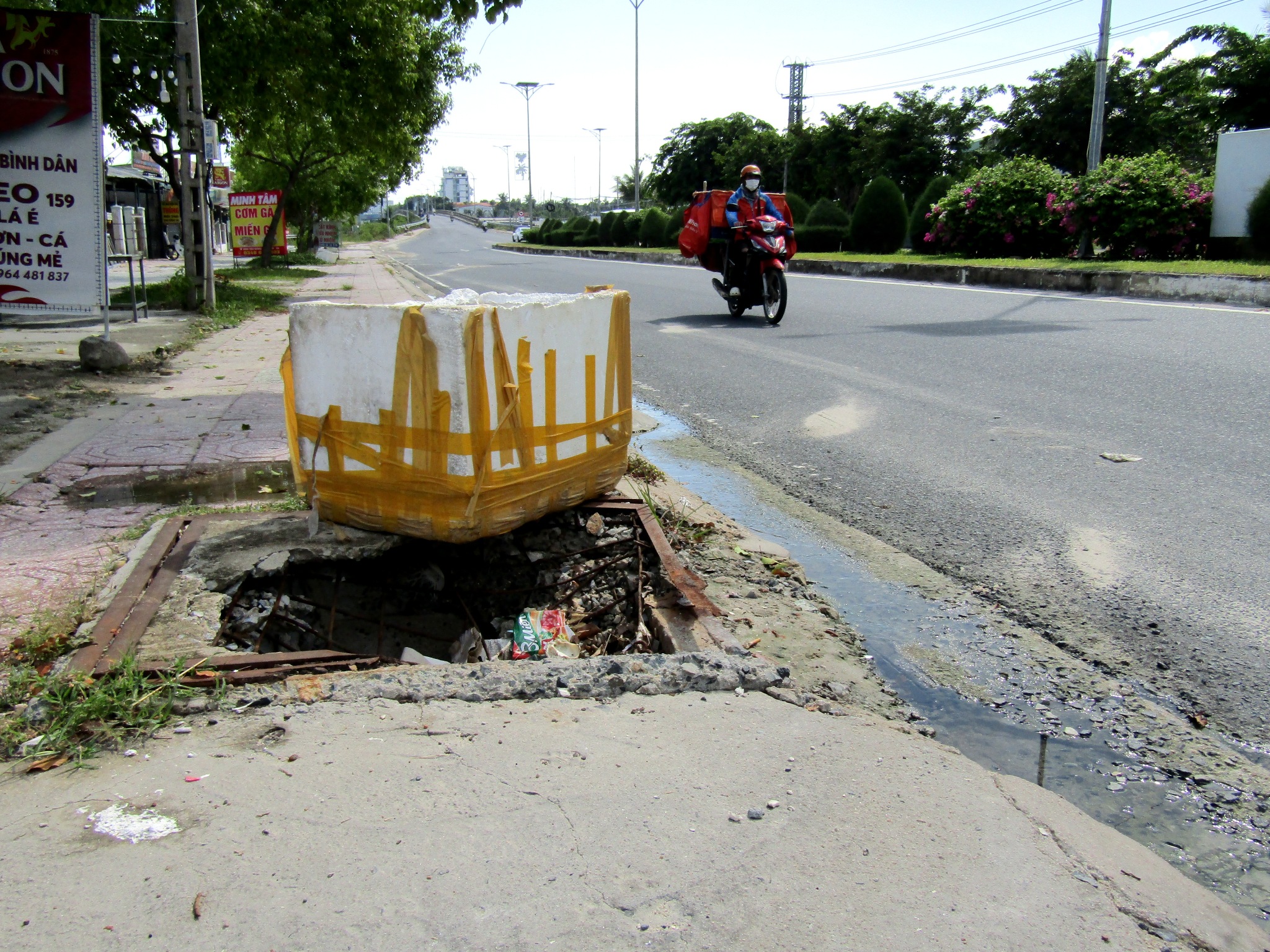 Một số nắp hố ga bị vỡ 