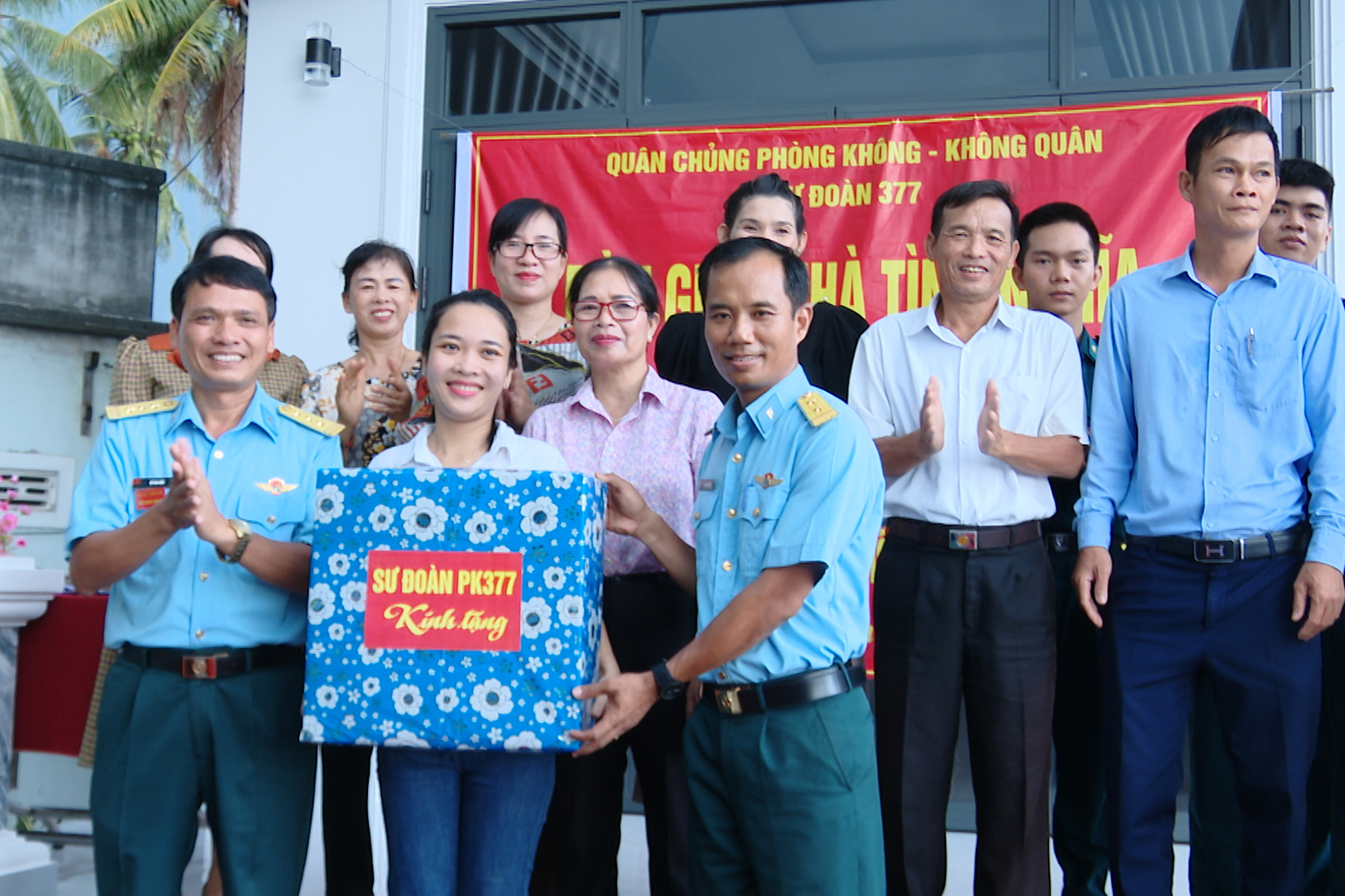 Sư đoàn 377 bàn giao nhà tình nghĩa cho gia đình chính sách