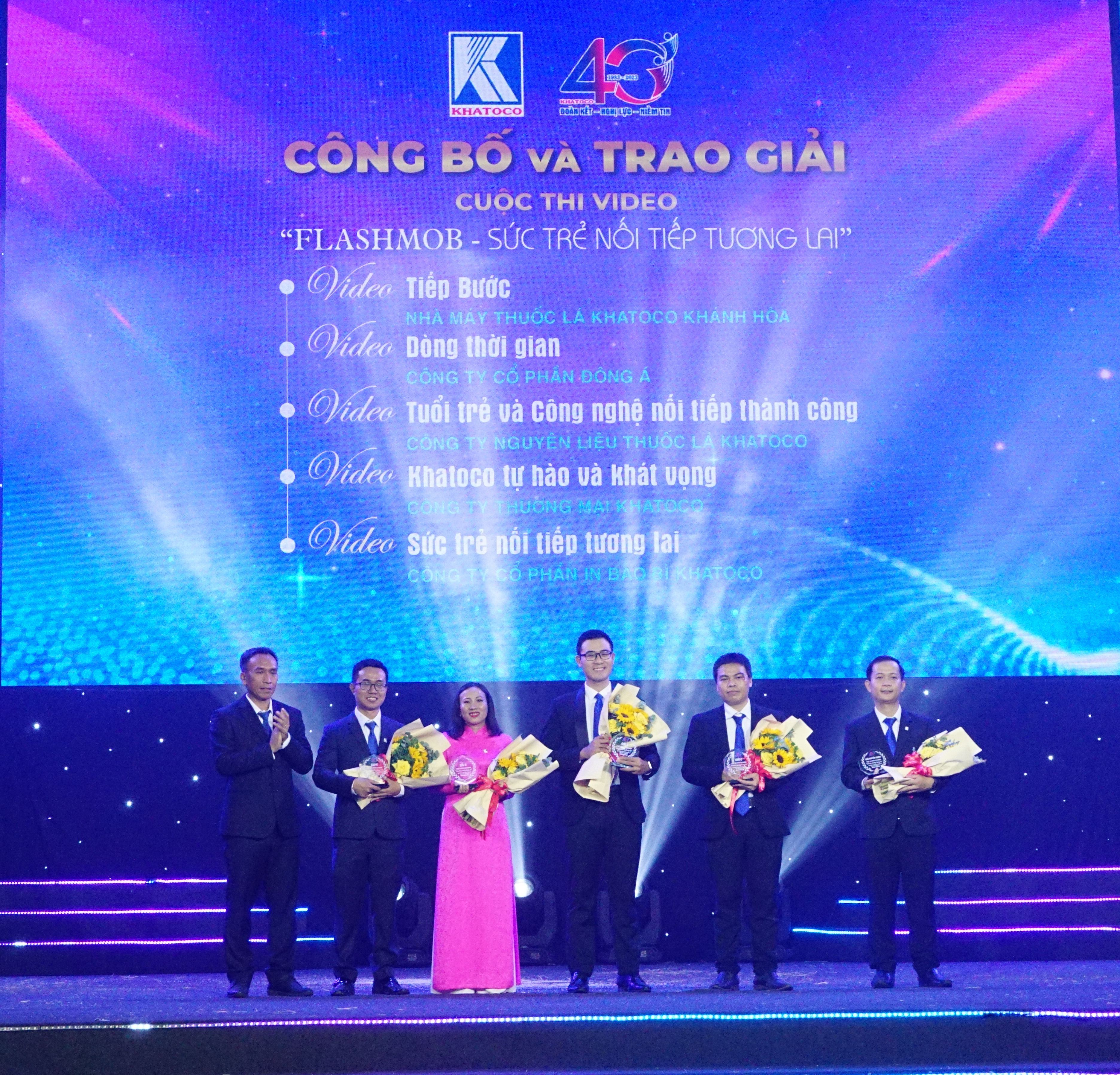 Đại diện các đơn vị nhận giải cuộc thi video Flashmob - Sức trẻ nối tiếp tương lai