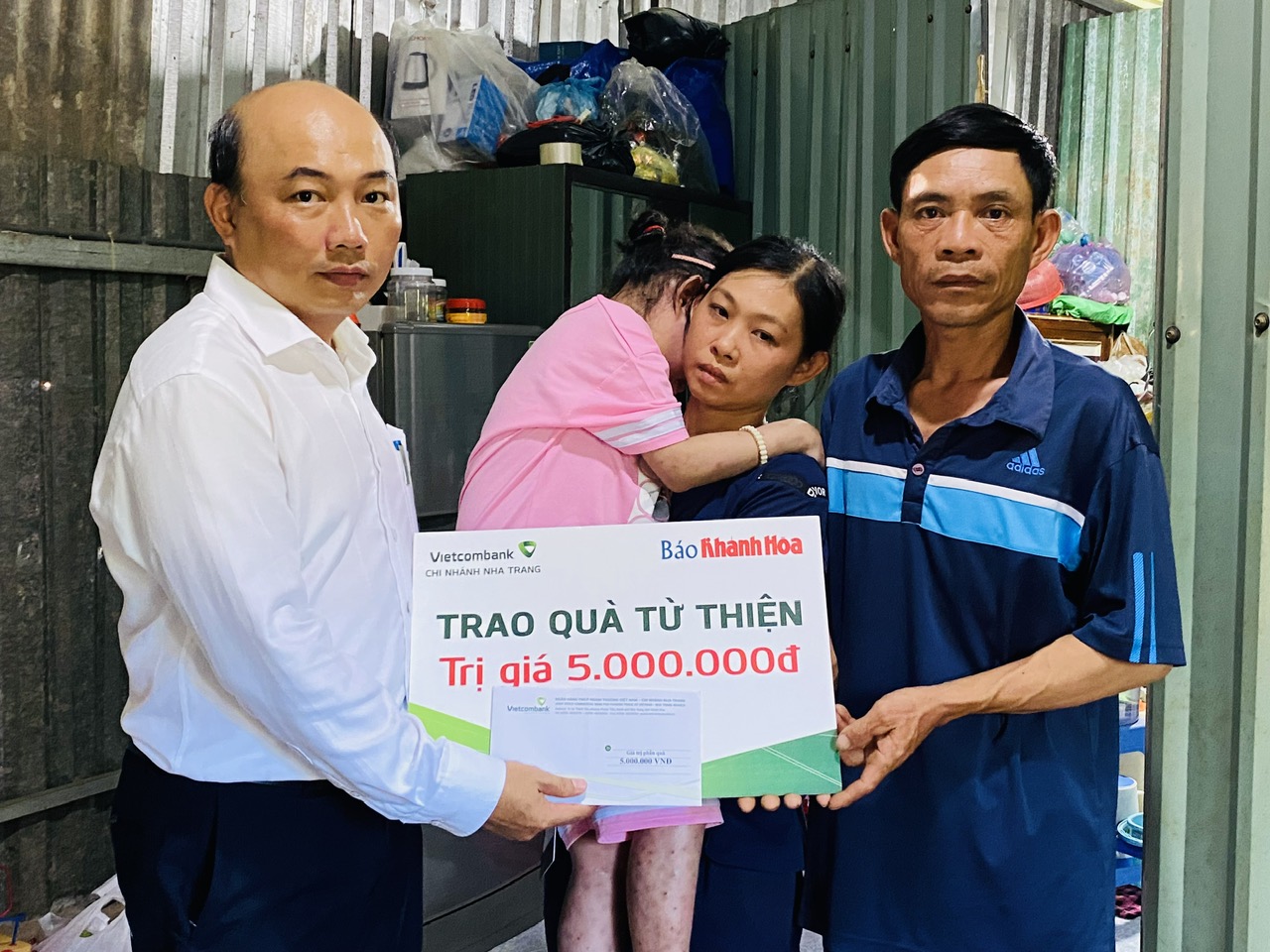 Đại diện Vietcombank Nha Trang trao tiền ủng hộ cho gia đình cháu Võ Thị Ngân Tuyền