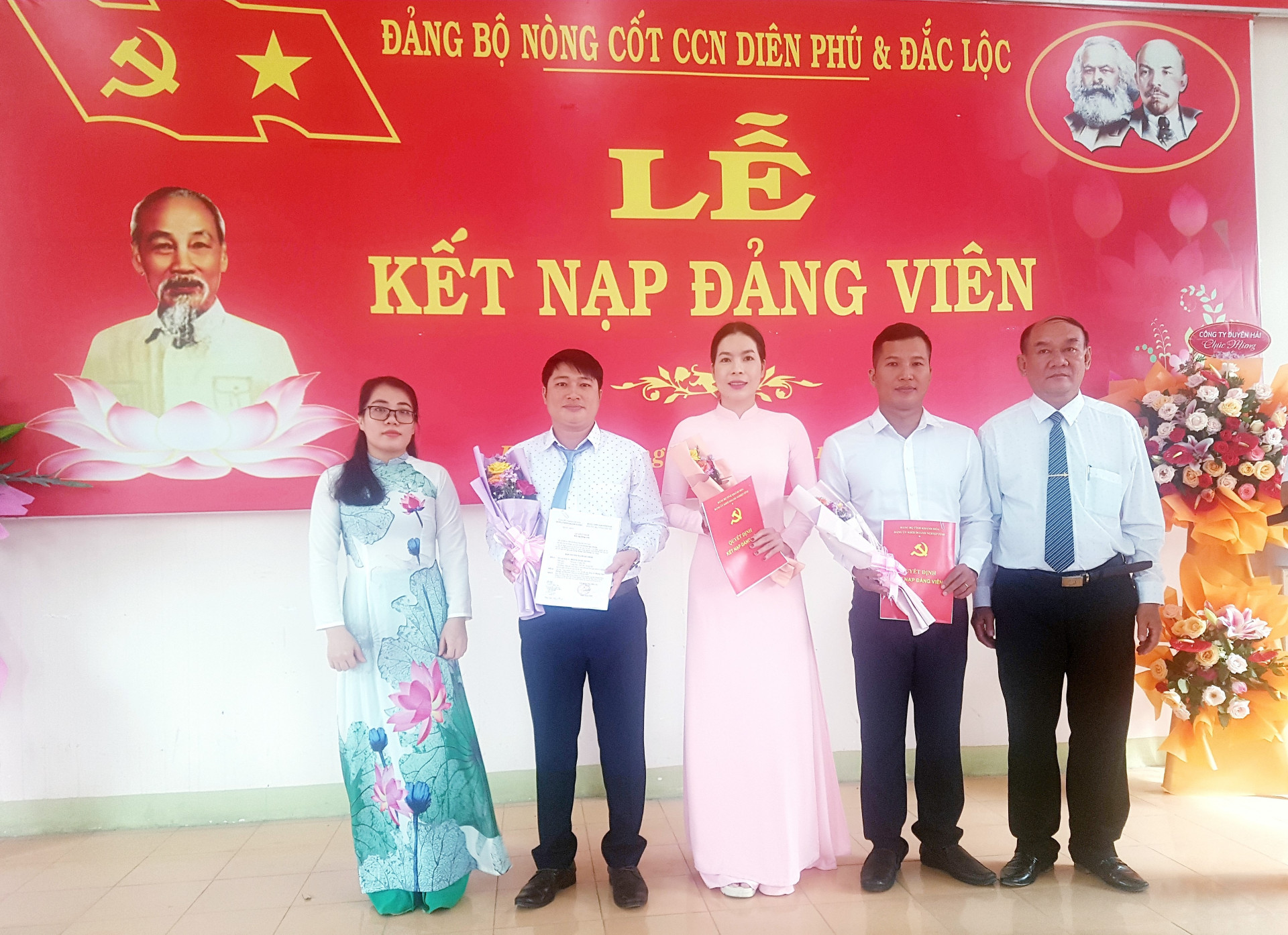 Đảng viên mới nhận quyết định kết nạp đảng.