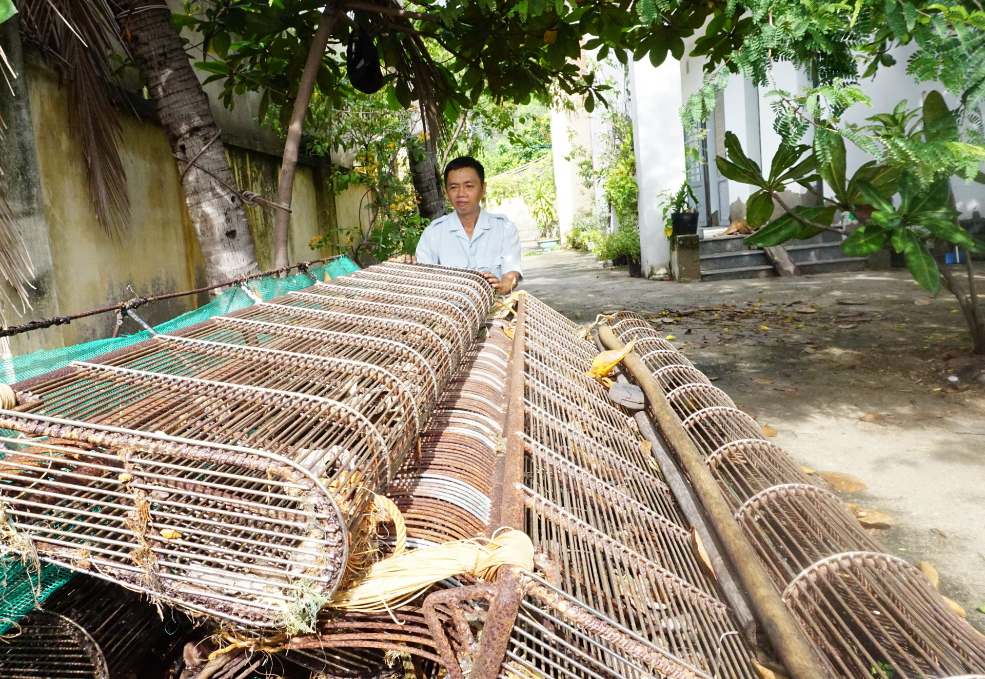 Lồng cào sò bị lực lượng Trạm Kiểm ngư Ninh Hòa tạm giữ khi tuần tra, xử lý vi phạm trên đầm Nha Phu