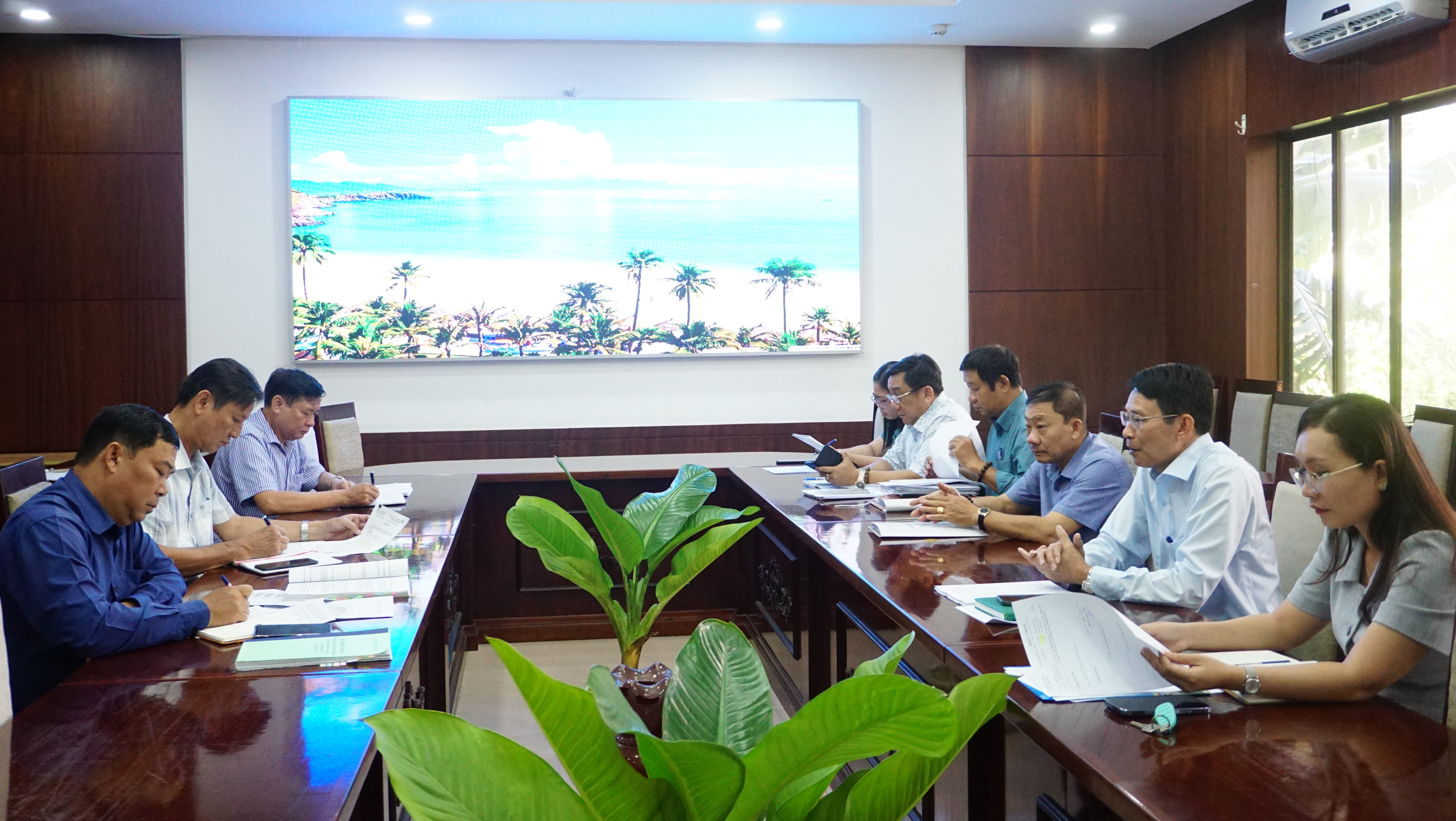 Ông Đinh Văn Thiệu - Phó Chủ tịch UBND tỉnh Khánh Hòa:: Đề nghị Quỹ “Vì người nghèo” tỉnh hỗ trợ thêm 20 triệu đồng cho hộ cận nghèo Khánh Sơn, Khánh Vĩnh xây nhà ở