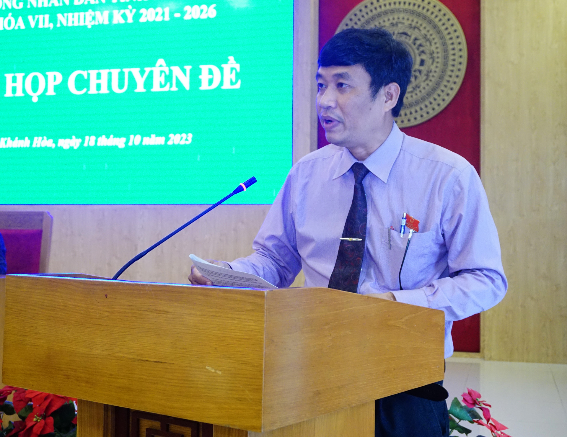 Ông Bùi Thanh Bình - Trưởng Ban Kinh tế - Ngân sách HĐND tỉnh trình bày báo cáo thẩm tra của ban 