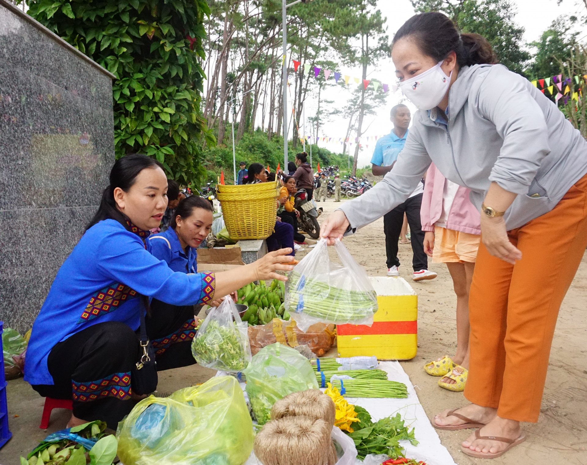 Người dân huyện Khánh Sơn đi chợ phiên để mua nông sản