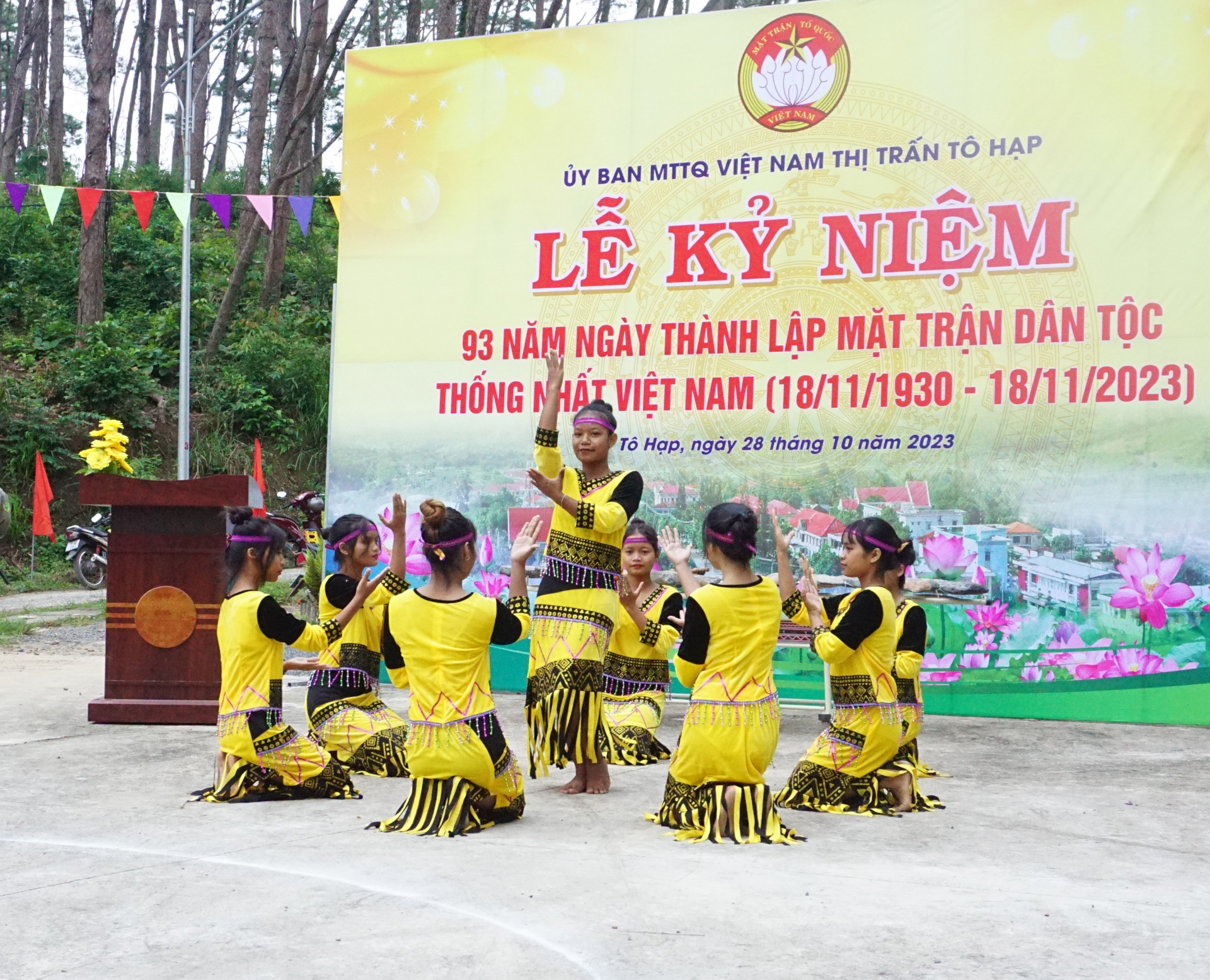Dịp này, Ủy ban MTTQ Việt Nam thị trấn Tô Hạp tổ chức nhiều hoạt động kỷ niệm 93 năm Ngày tháng lập Mặt trận Dân tộc thống nhất Việt Nam (18-11-1930 - 18-11-2023)
