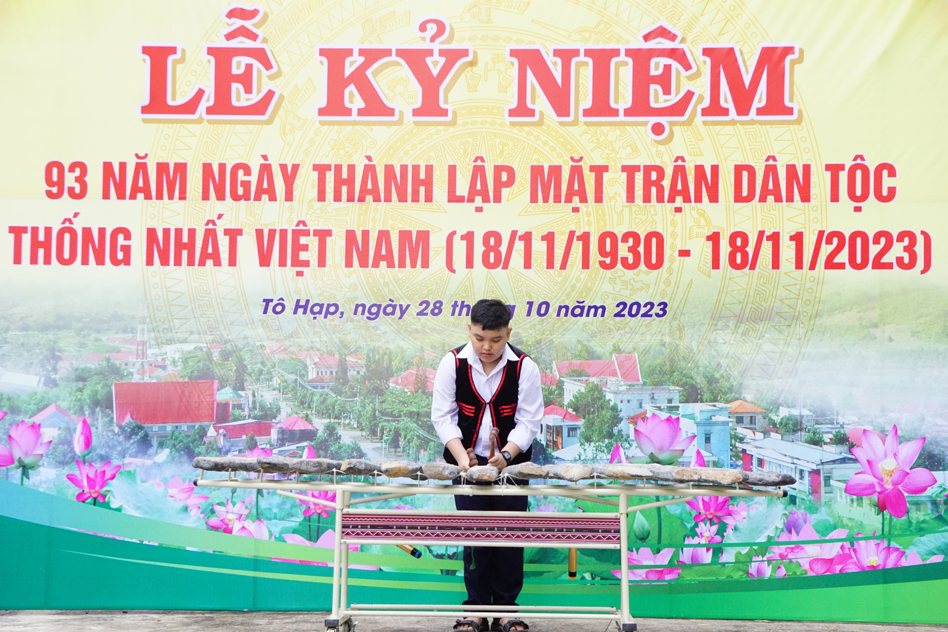 Một em học sinh thị trấn Tô Hạp biểu diễn đàn đá Khánh Sơn