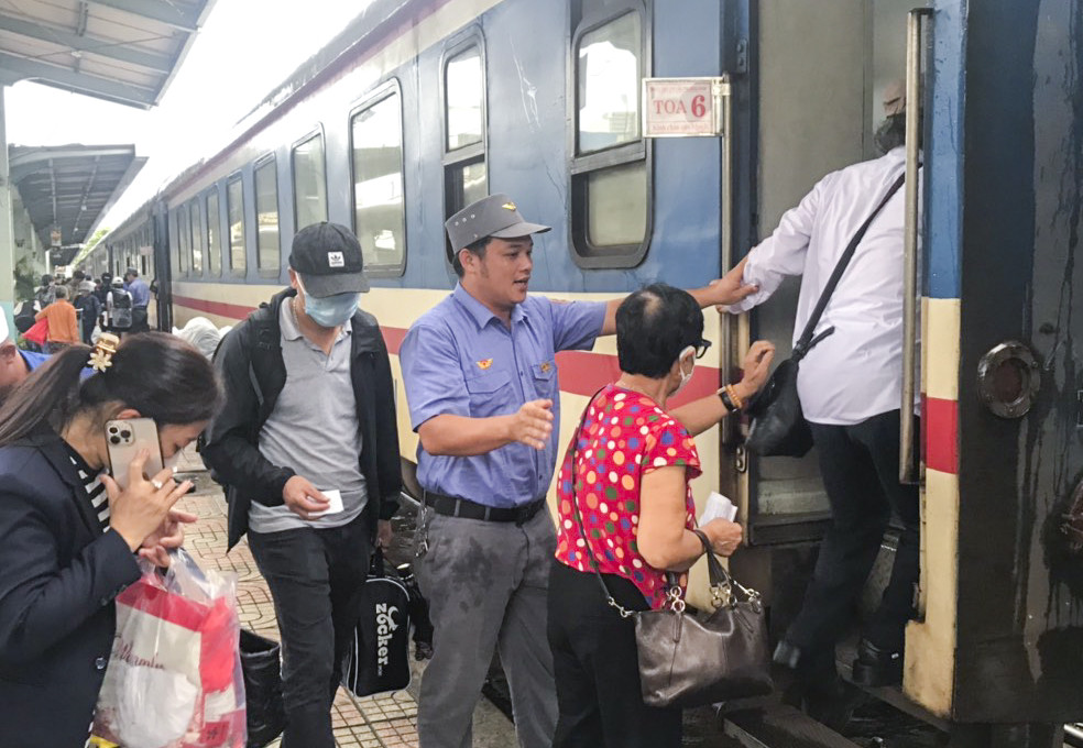 Khách đi tàu tại ga Nha Trang.