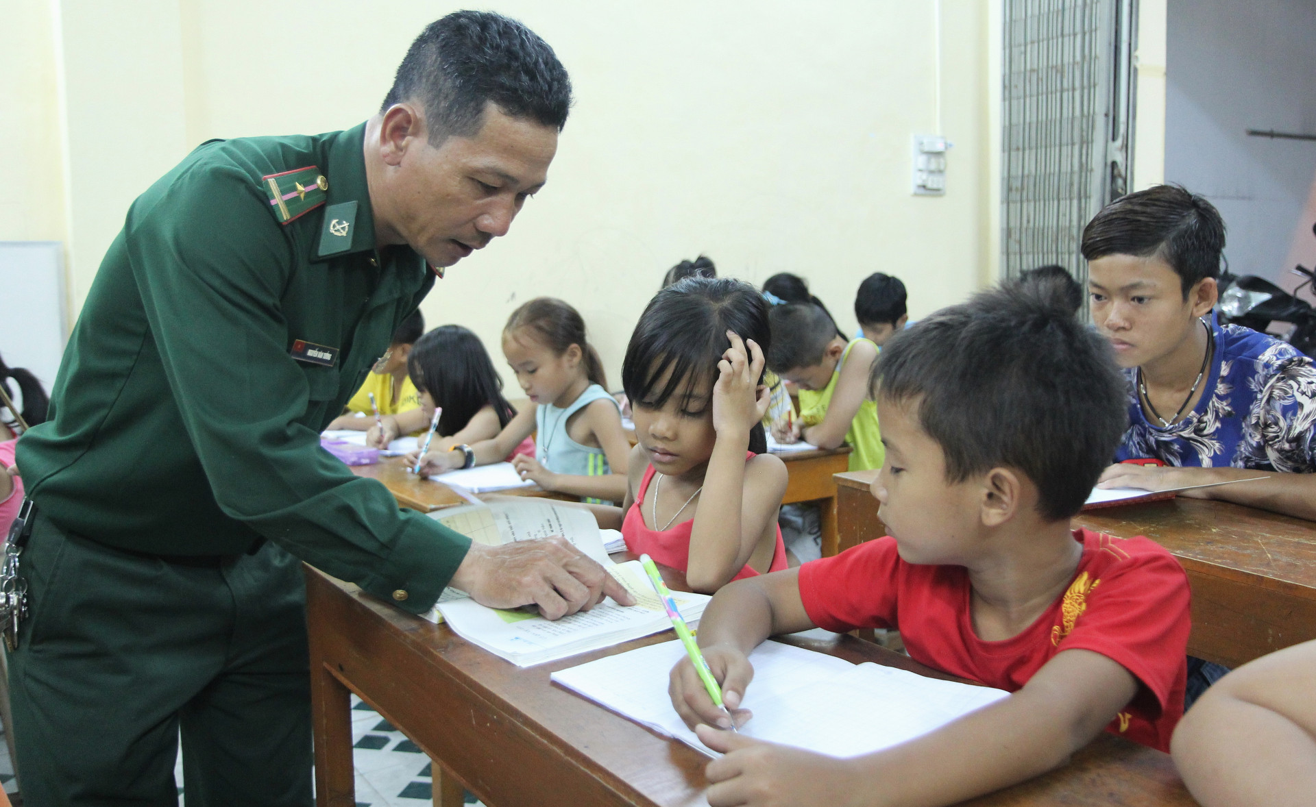 Thiếu tá Nguyễn Văn Tưởng đã tận tâm gắn bó với lớp học tình thương 19 năm qua.