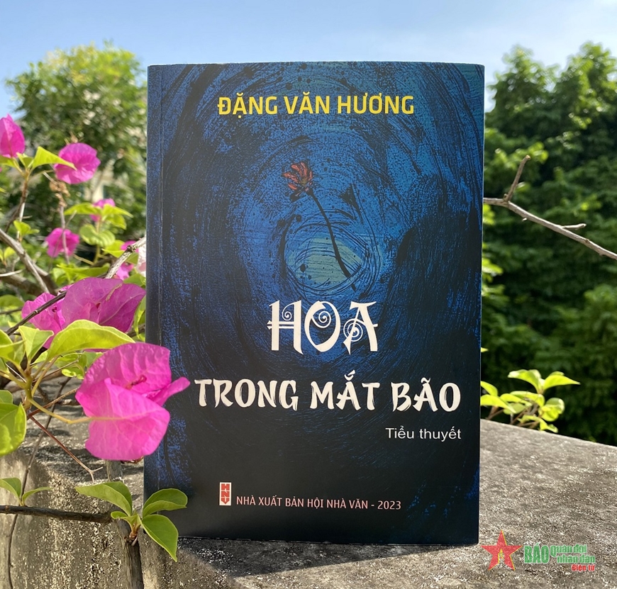 Tiểu thuyết “Hoa trong mắt bão” của tác giả Đặng Văn Hương