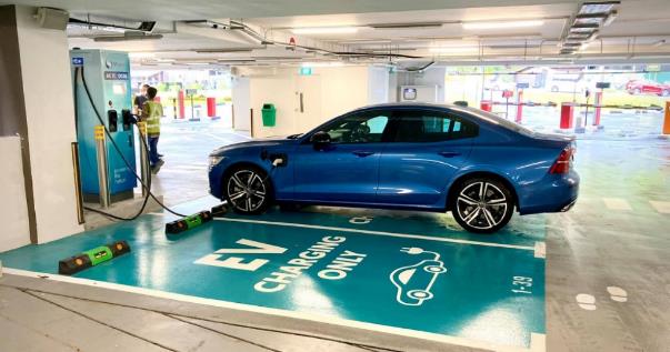 Tại Singapore, việc sạc xe điện gần như phụ thuộc hoàn toàn vào trạm sạc công cộng.