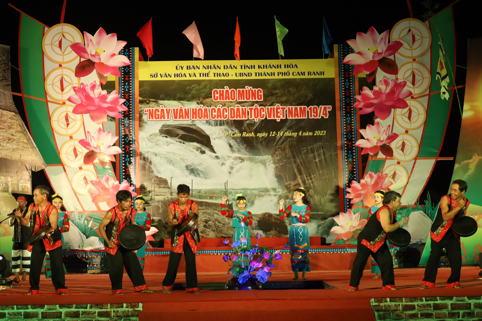 Các nghệ nhân người Raglai huyện Khánh Vĩnh hòa tấu mã la trong chương trình Ngày Văn hóa các dân tộc Việt Nam. &nbsp;