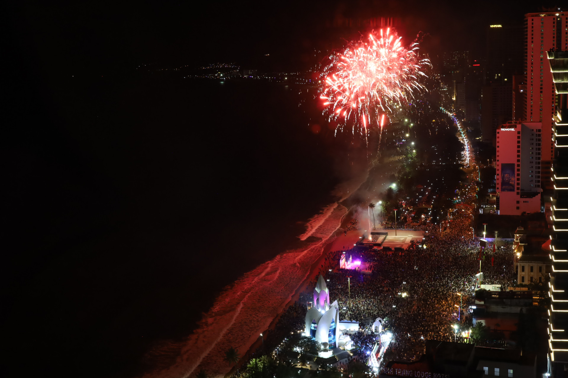 Bắn pháo hoa ở TP. Nha Trang. Ảnh minh họa.