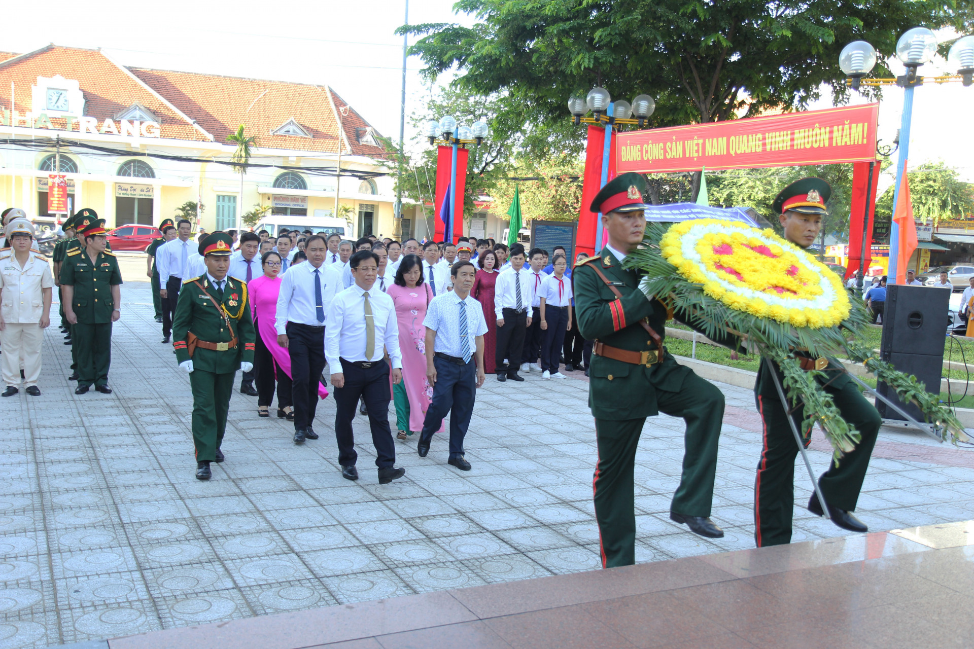 Đoàn đại biểu Thành ủy, HĐND, UBND, UBMTTQ Việt Nam thành phố dâng hoa tưởng niệm tại tượng đài 23-10.