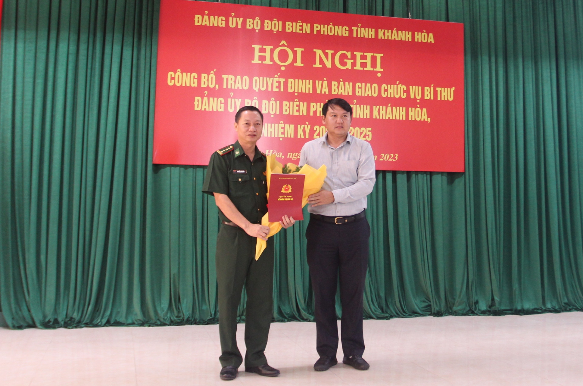 Ông Lương Đức Hải trao quyết định và chúc mừng Đại tá Nguyễn Doãn Hòa.