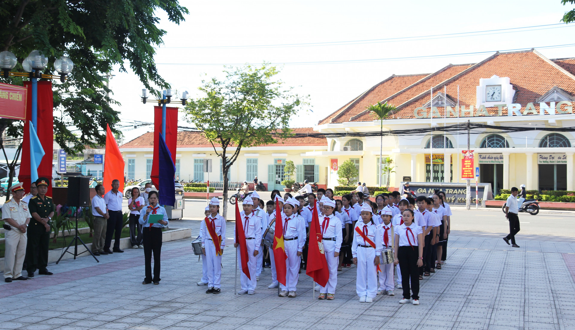 Giáo viên, học sinh Trường Tiểu học Phước Tân dâng hương và ôn lại truyền thống lịch sử tại Công viên 23-10.