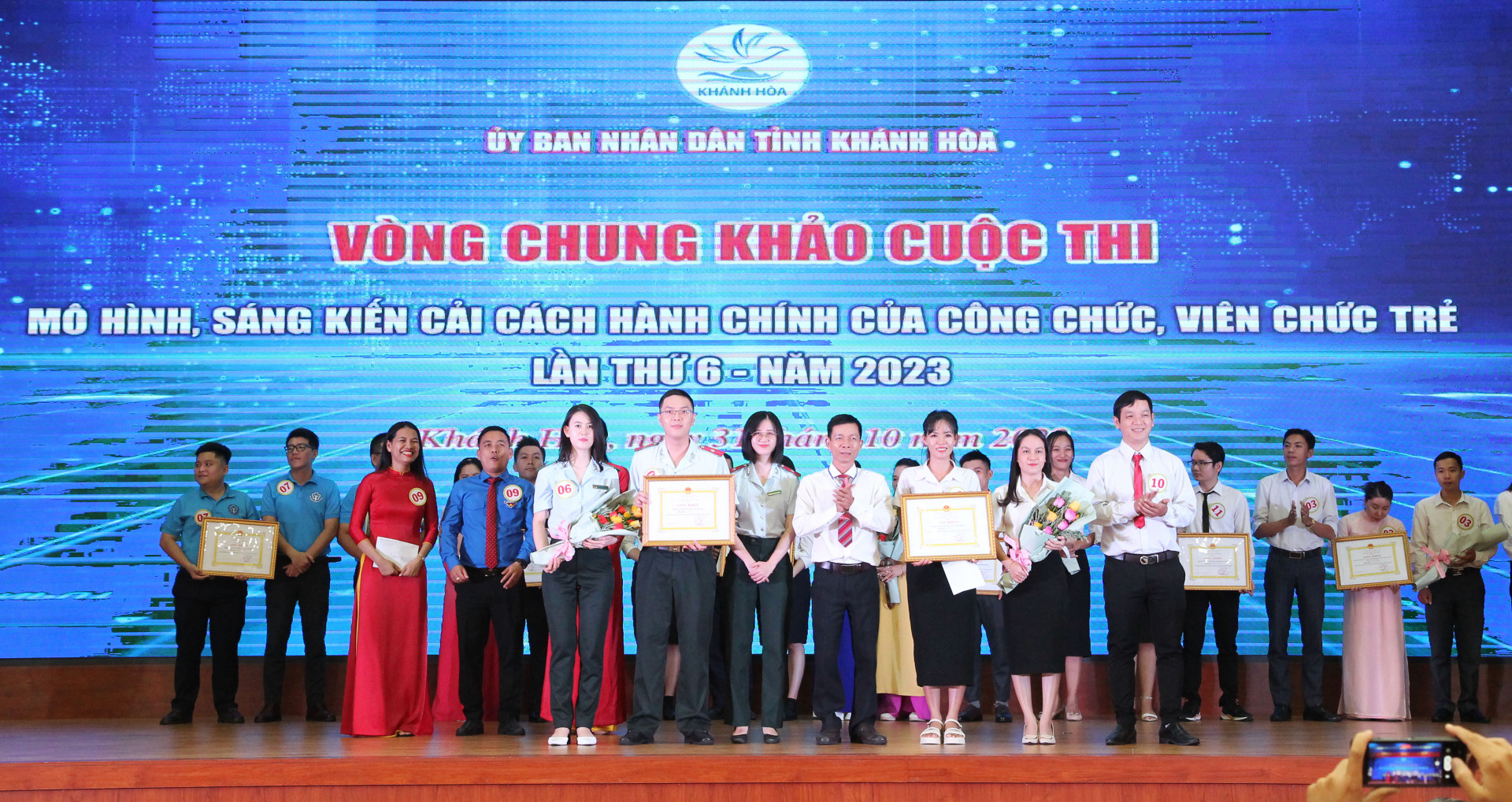 Ban tổ chức trao giải Nhì cho 2 đội: Thanh tra tỉnh và UBND huyện Cam Lâm.