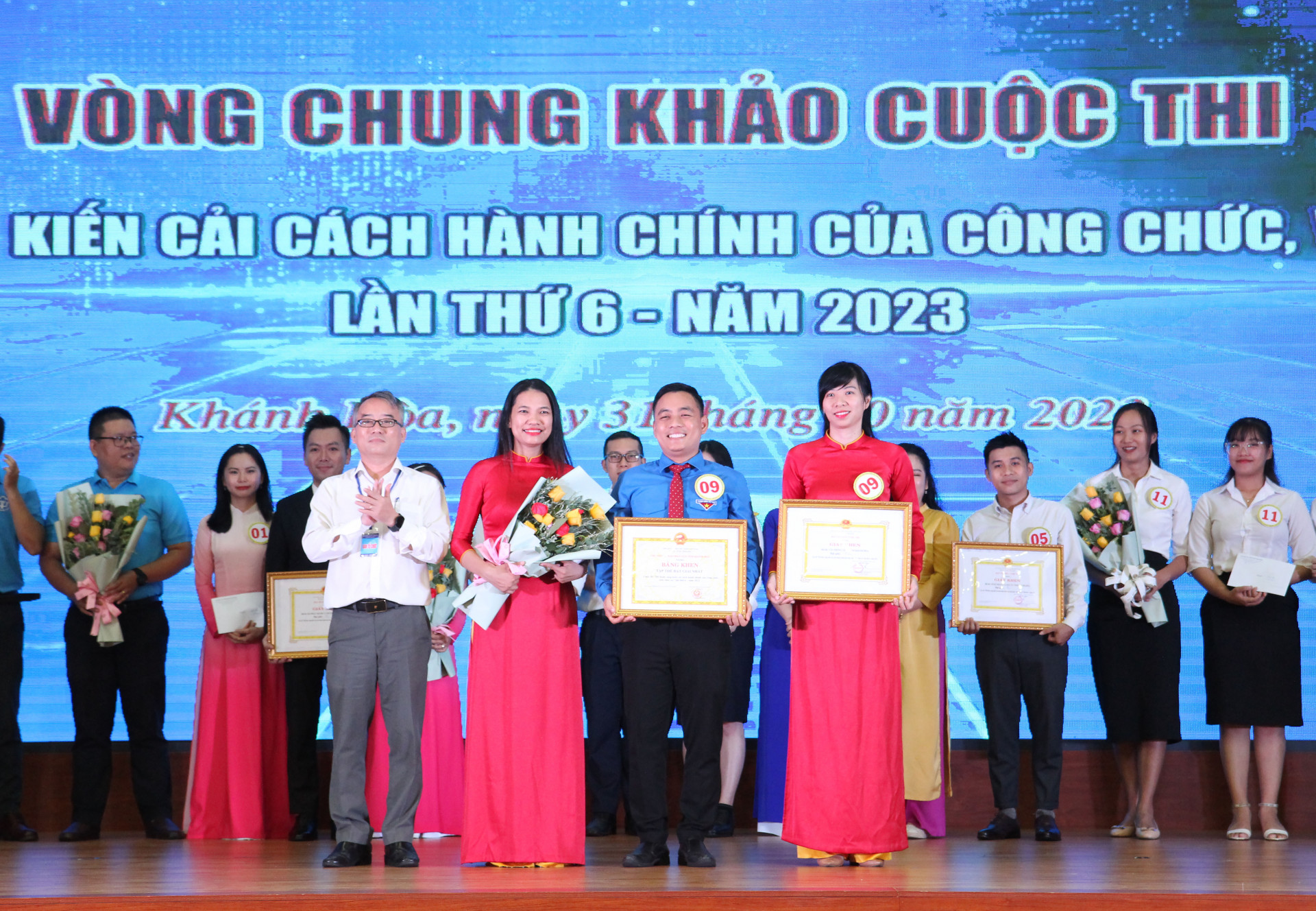 Ban tổ chức trao giải Nhất cho đội Văn phòng UBND tỉnh.