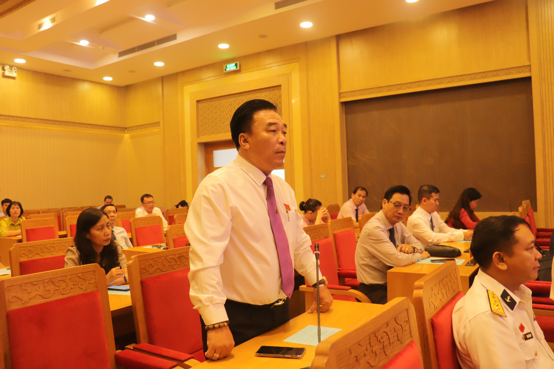 Đại biểu Đoàn Minh Long - Chủ tịch Hội Nhà báo tỉnh tham gia thảo luận về nội dung UBND tỉnh trình kỳ họp