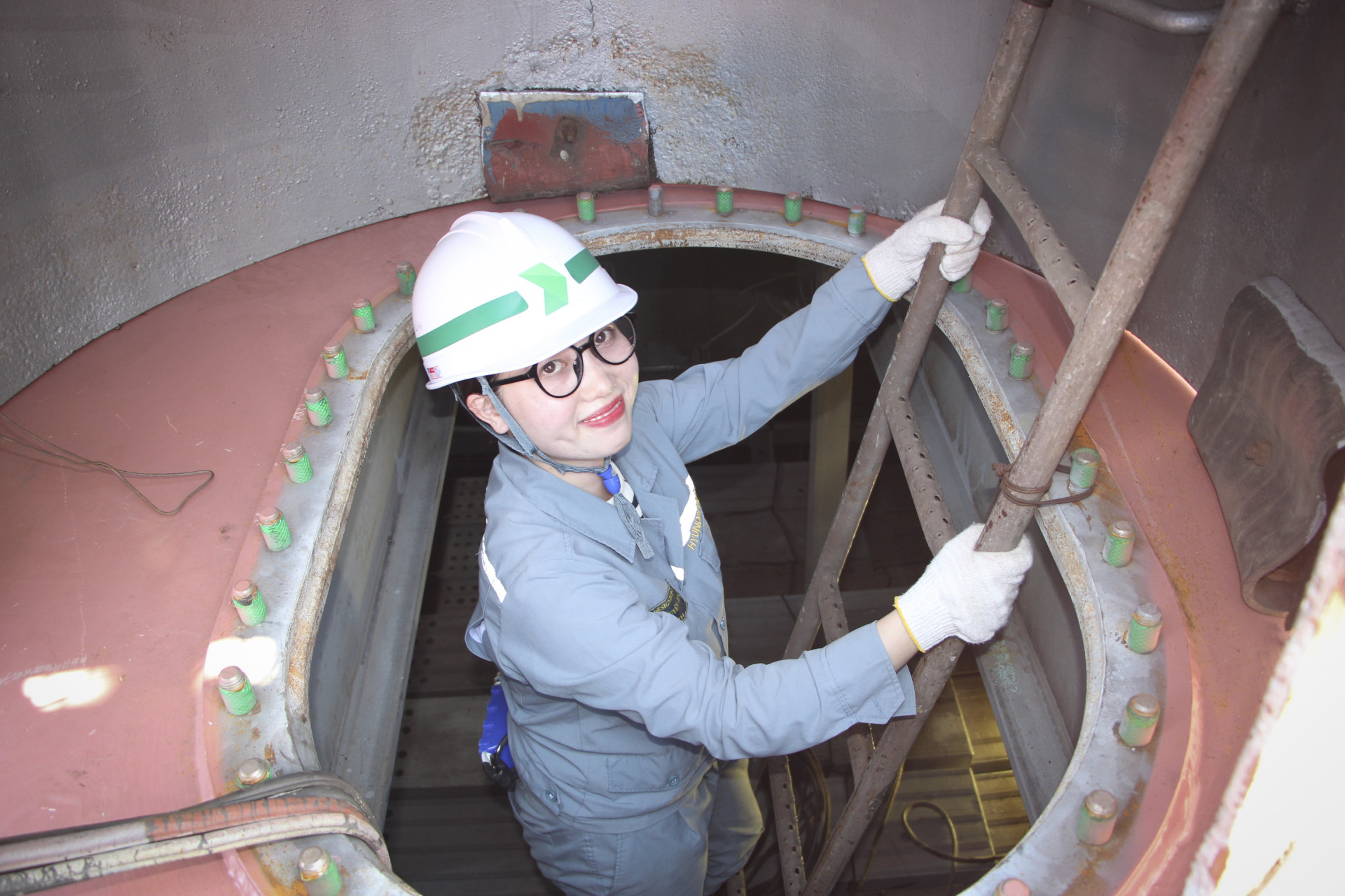 Kỹ sư Hoàng Thị Thu Uyên từ tầng hầm leo lên kiểm tra các vị trí trên sàn tàu.