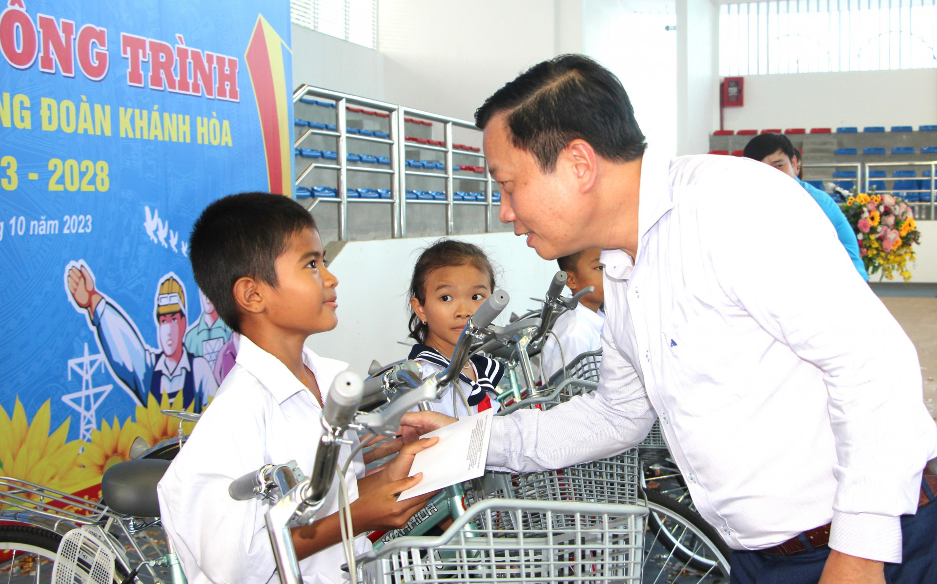 Đồng chí Hà Quốc Trị trao học bổng cho học sinh là con đoàn viên, người lao động có hoàn cảnh khó khăn.