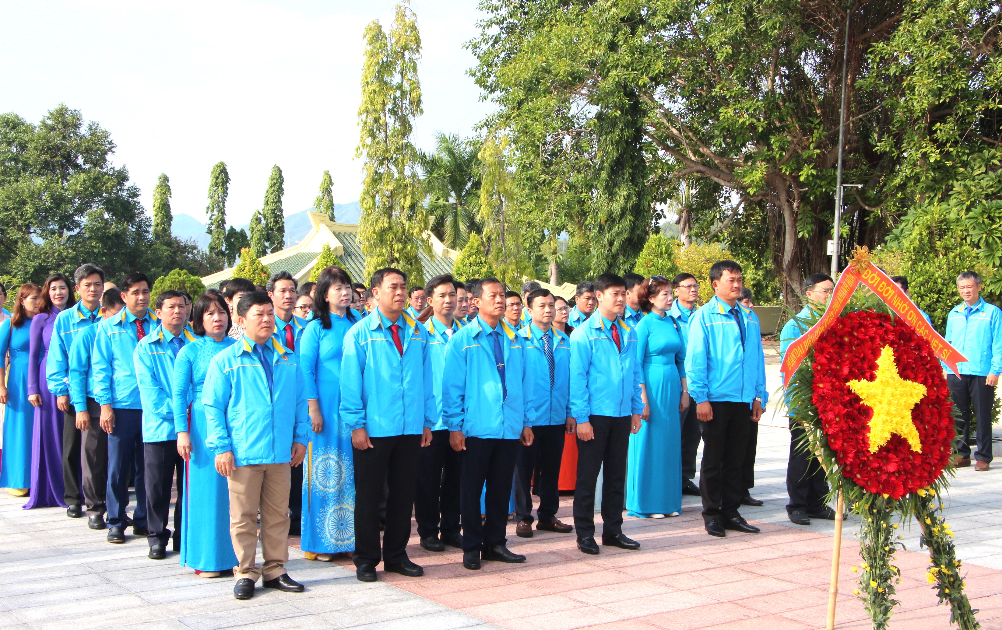 Đoàn đại biểu dự Đại hội XI Công đoàn tỉnh Khánh Hòa:: Dâng hương, dâng hoa viếng Nghĩa trang liệt sĩ Hòn Dung