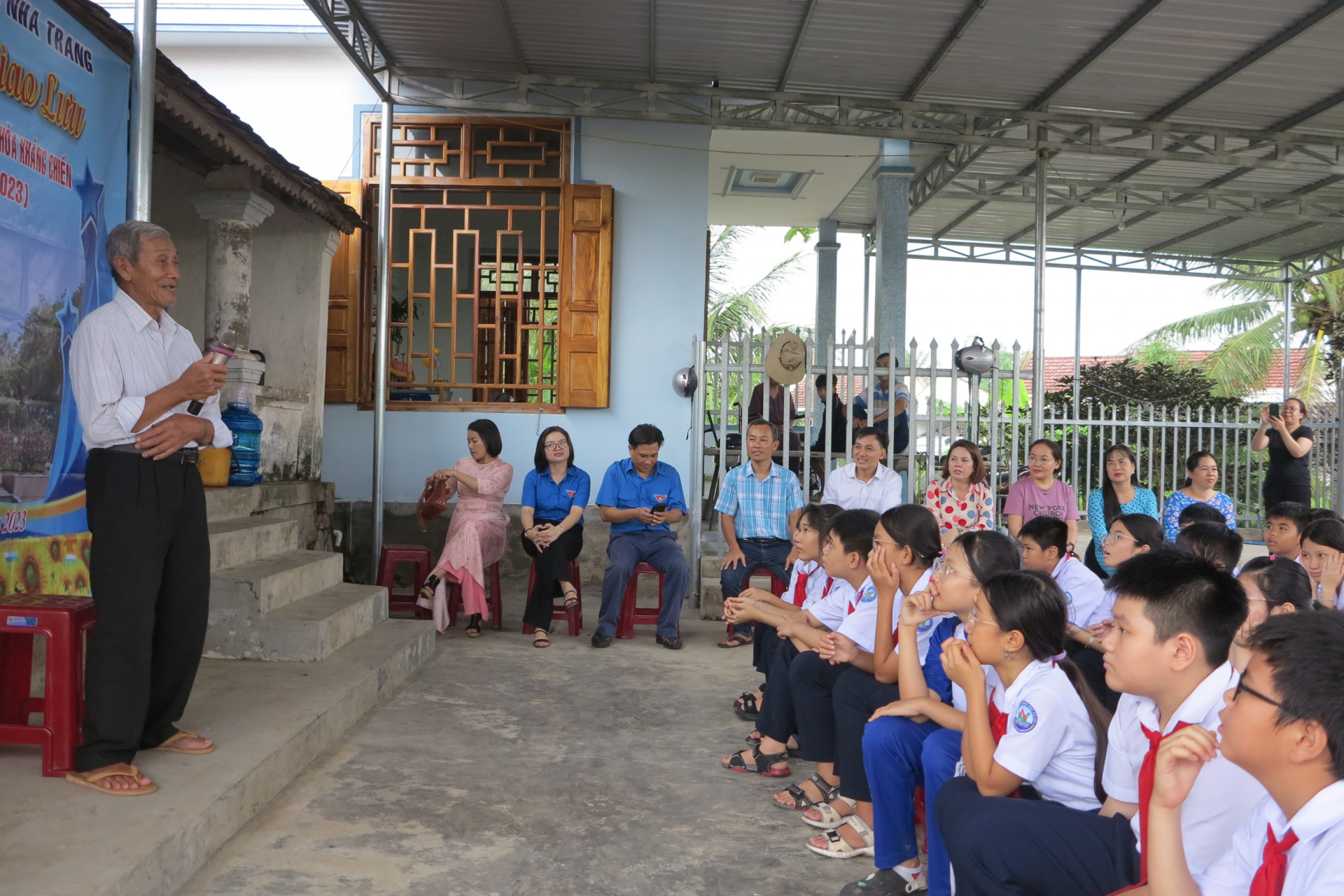 Nghe ông Võ Văn Thanh - cháu ruột liệt sĩ Võ Văn Ký kể về cuộc đời chiến đấu, hy sinh của liệt sĩ.