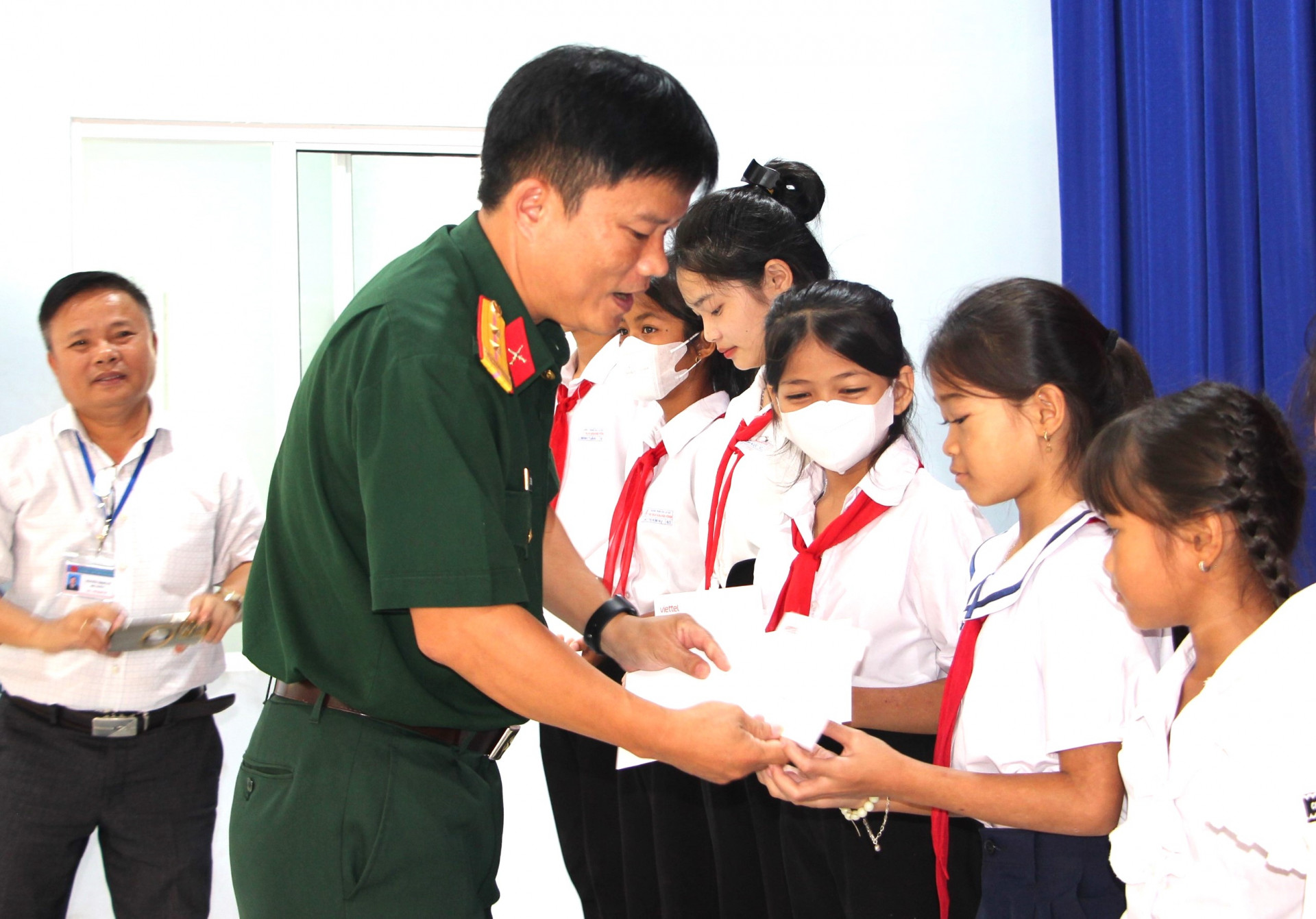 Đại diện lãnh đạo Viettel Khánh Hòa trao học bổng cho học sinh huyện Khánh Vĩnh.