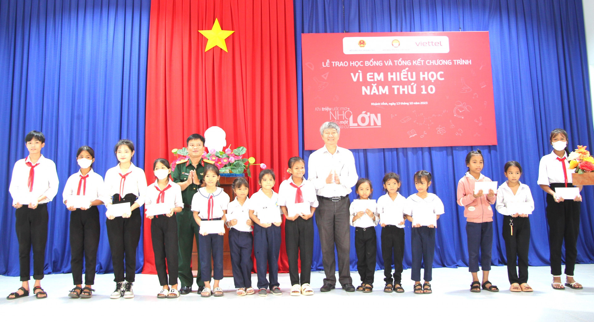 Đại diện Viettel Khánh Hòa và lãnh đạo Sở Giáo dục và Đào tạo trao học bổng cho học sinh huyện Khánh Vĩnh.