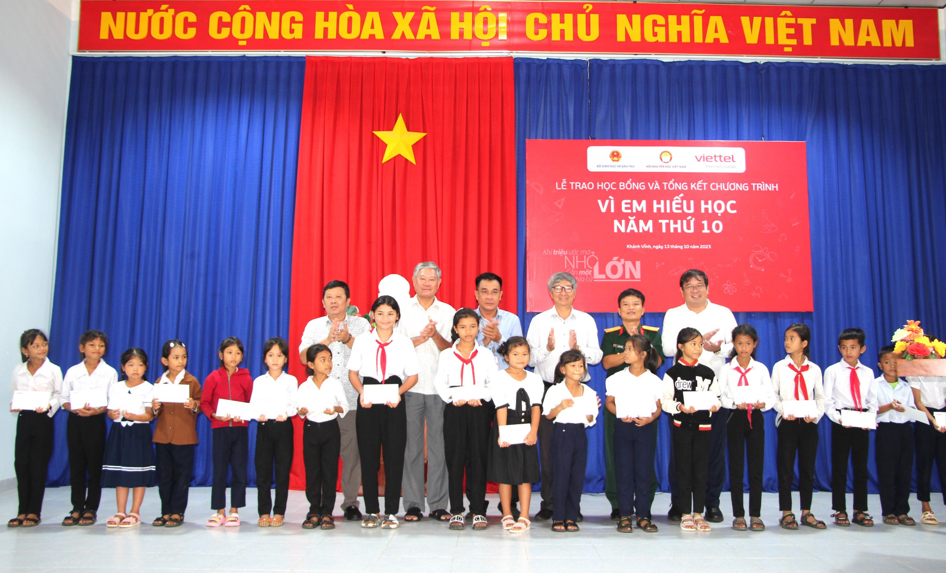 Đại diện các đơn vị trao học bổng cho học sinh huyện Khánh Vĩnh.