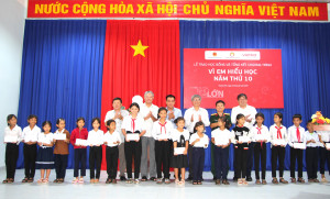 Trao 130 suất học bổng vì em hiếu học cho học sinh huyện Khánh Vĩnh