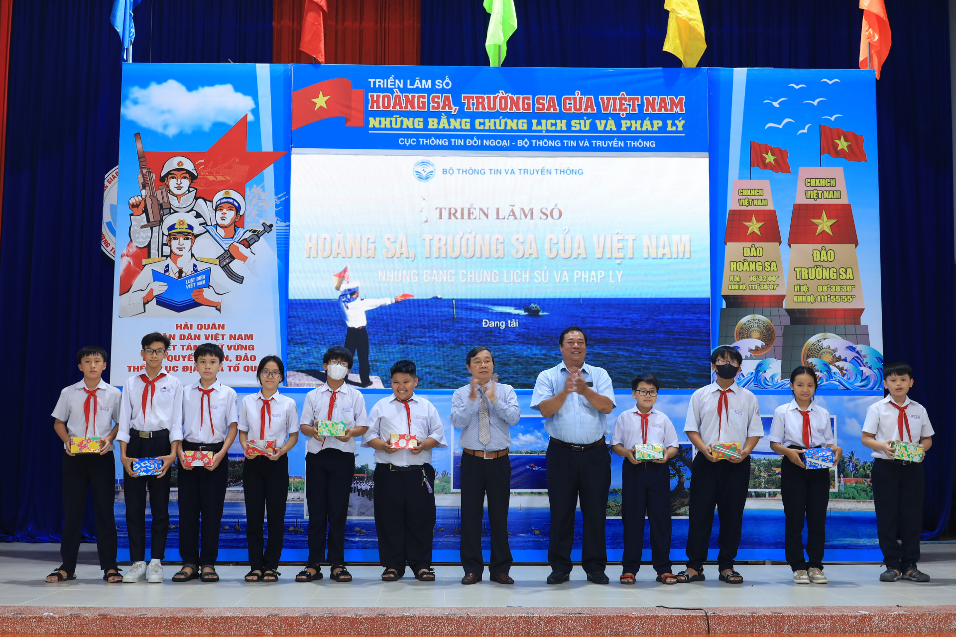 Lãnh đạo Trung tâm Văn hóa - Thông và Thể thao TP. Nha Trang, cùng đại diện Trường THCS Cao Bá Quát trao thưởng cho những học sinh trả lời đúng các câu hỏi.