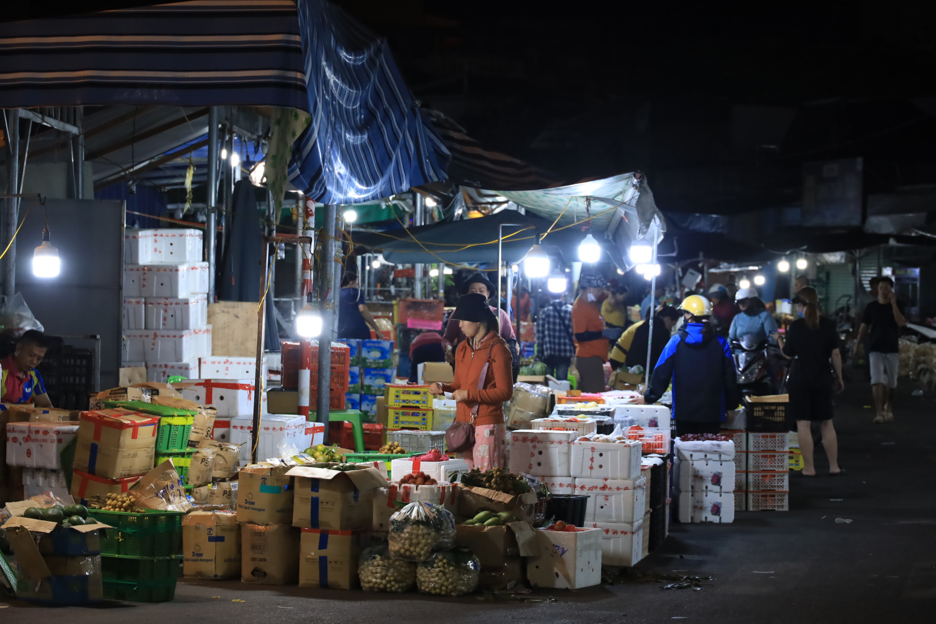 Tuy không quá tấp nập, nhưng những người bán hàng ở chợ đêm luôn bận rộn.