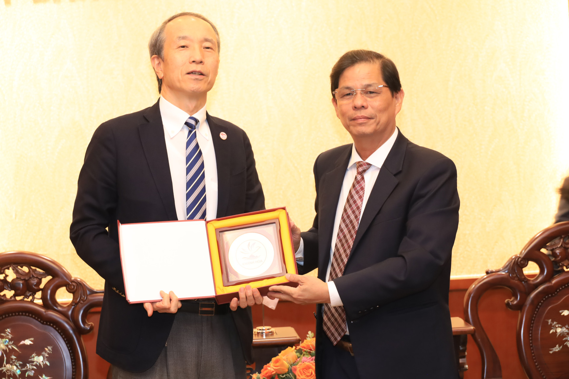 Đồng chí Nguyễn Tấn Tuân tặng ông Ono Masuo món quà lưu niệm.
