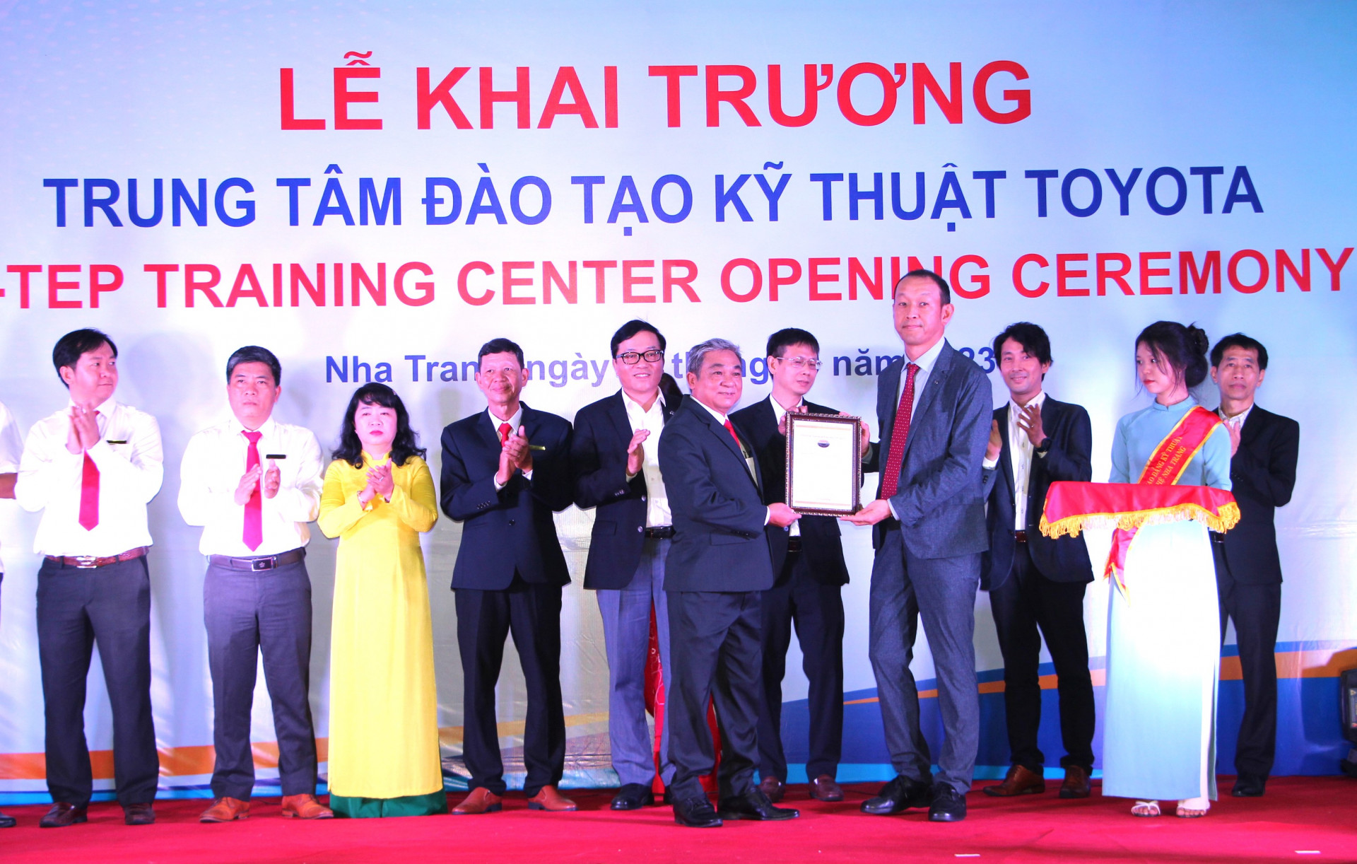 Lãnh đạo Công ty Ô tô Toyota Việt Nam trao chứng nhận Trung tâm T-TEP cho Trường Cao đẳng Kỹ thuật Công nghệ Nha Trang.