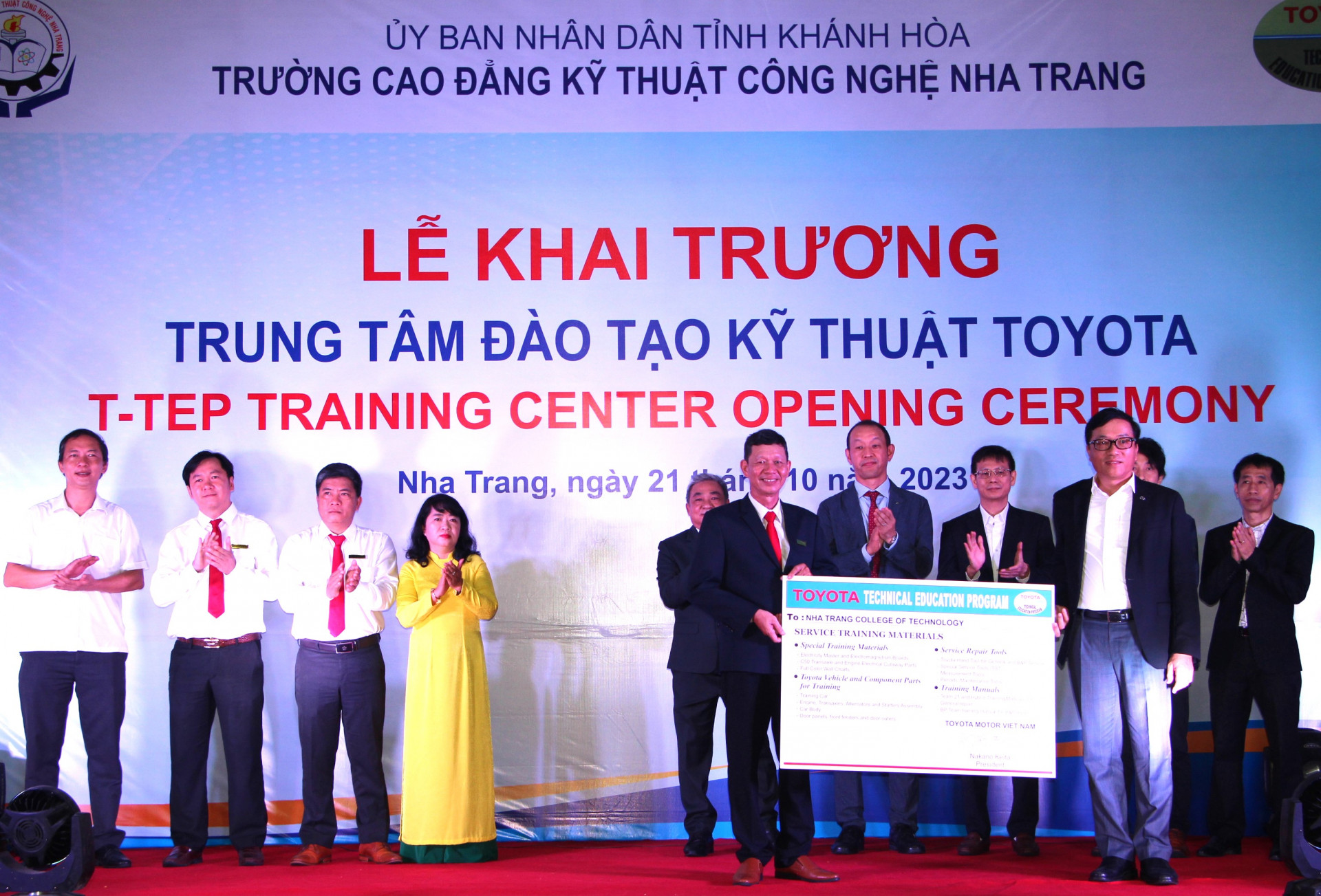 Lãnh đạo Công ty Ô tô Toyota Việt Nam trao biểu trưng gói hỗ trợ cho Trường Cao đẳng Kỹ thuật Công nghệ Nha Trang.