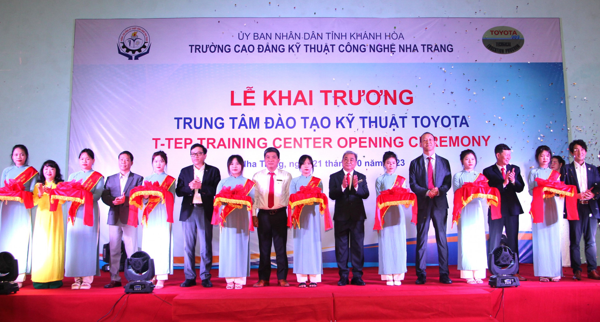 Các đại biểu cắt băng khai trương Trung tâm Đào tạo kỹ thuật Toyota (T-TEP).