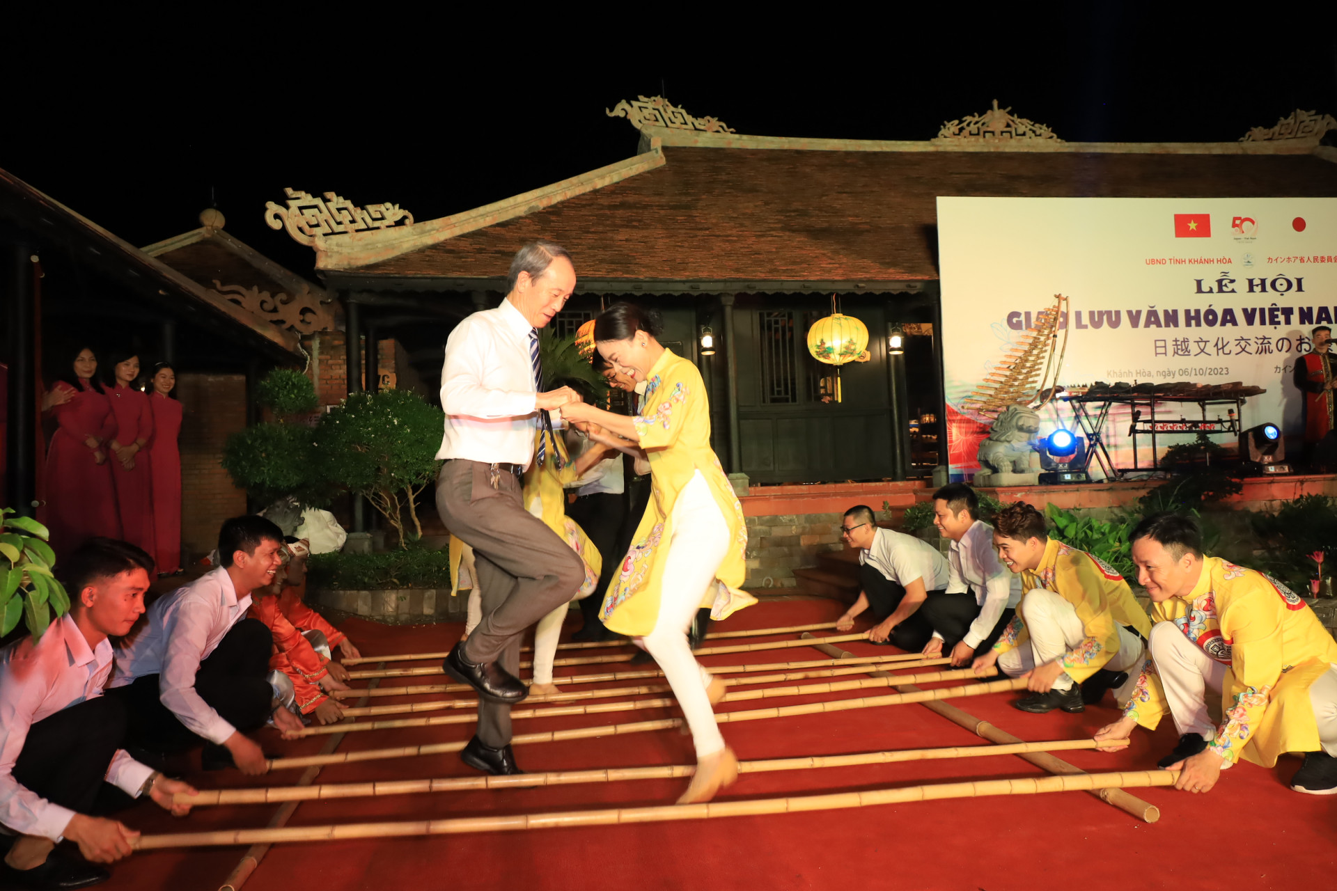 Ông Ono Masuno tham gia tiết mục nhảy sạp truyền thống của người dân Việt Nam.
