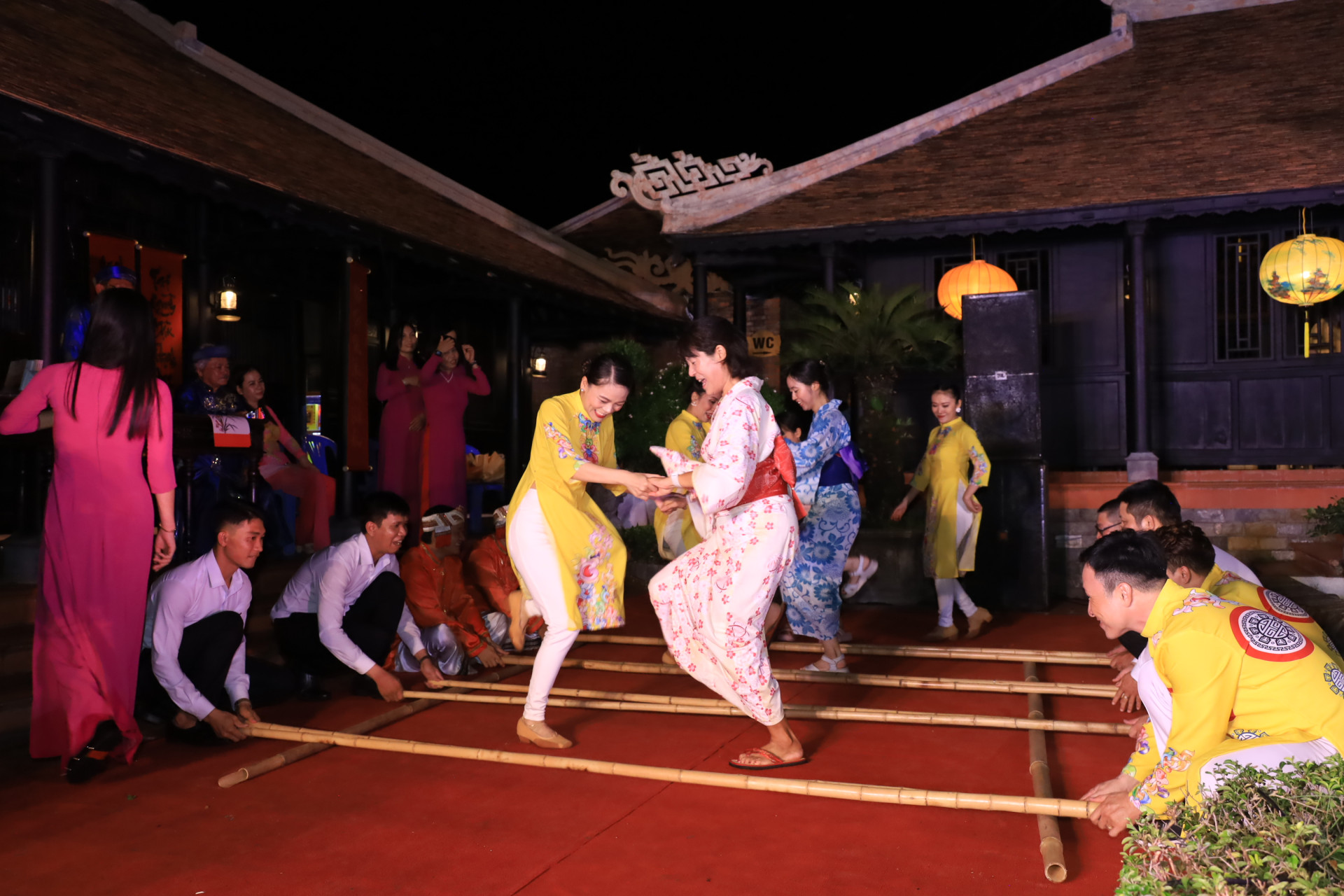 Những người bạn Nhật Bản cũng rất thích tiết mục nhảy sạp.