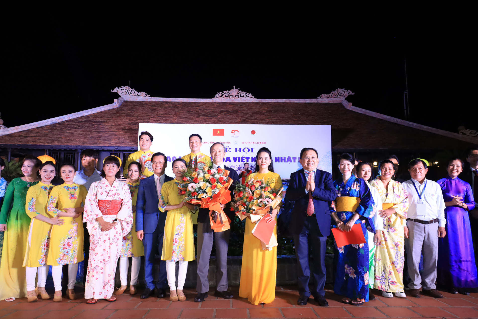 Các đại biểu chụp hình lưu niệm tại Lễ hội giao lưu văn hóa Việt Nam - Nhật Bản.   