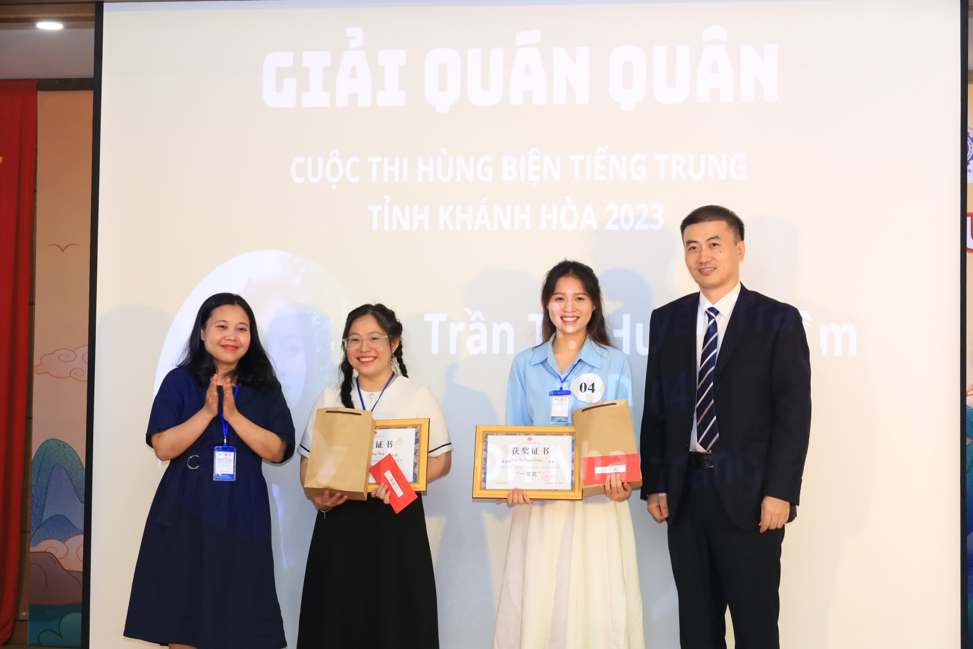 Đại diện Ban tổ chức cuộc thi trao giải Nhất cho thí sinh Trần Thị Huyền Trâm (thứ 2 từ phải qua).