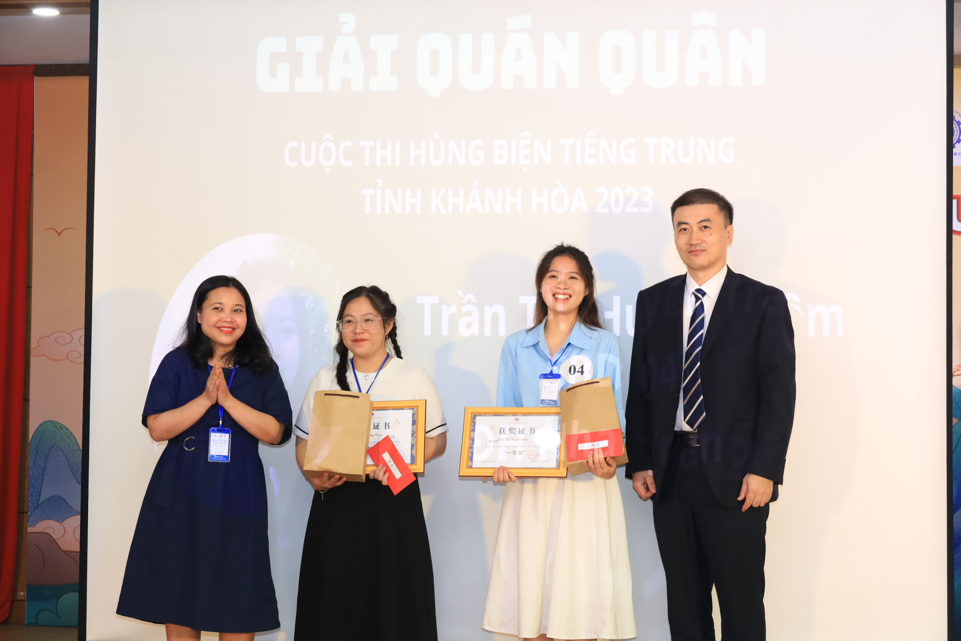 Đại diện Ban Tổ chức cuộc thi trao giải nhất cho thí sinh Trần Thị Huyền Trâm (thứ 2 từ phải qua) và giải nhì cho thí sinh Ngô Thị Mộng Thủy.