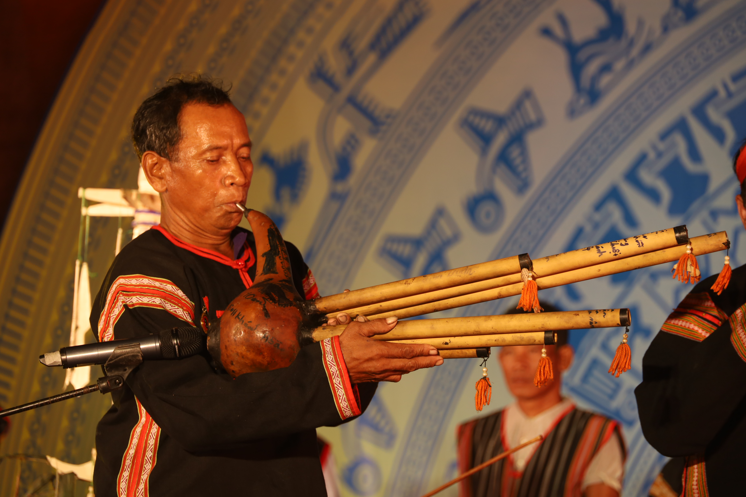 Nghệ nhân người Ê-đê thổi kèn đinh năm.