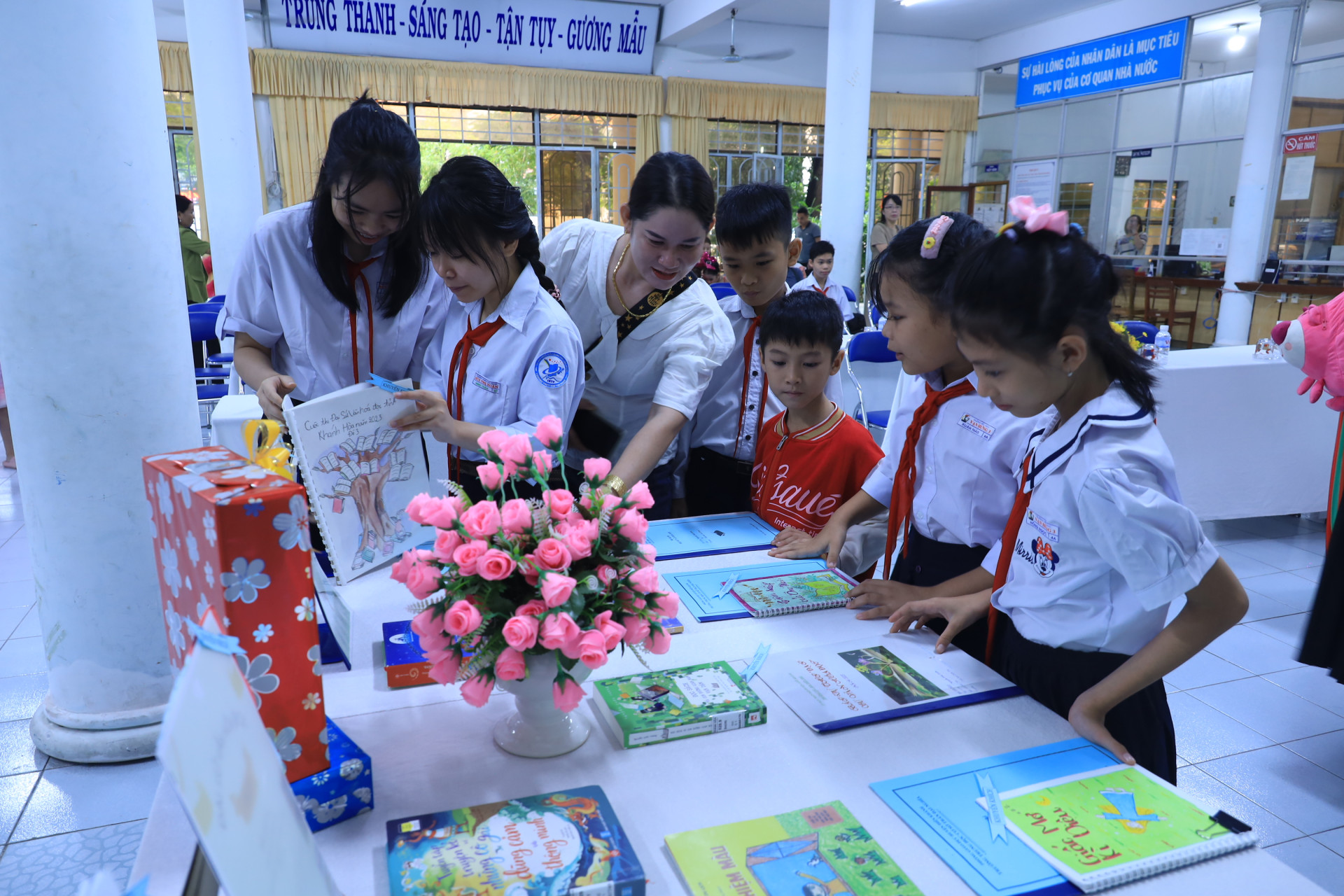 Các em học sinh xem những bài dự thi đạt giải được trưng bày tại buổi lễ trao giải cuộc thi Đại sứ văn hóa đọc tỉnh Khánh Hòa năm 2023.  