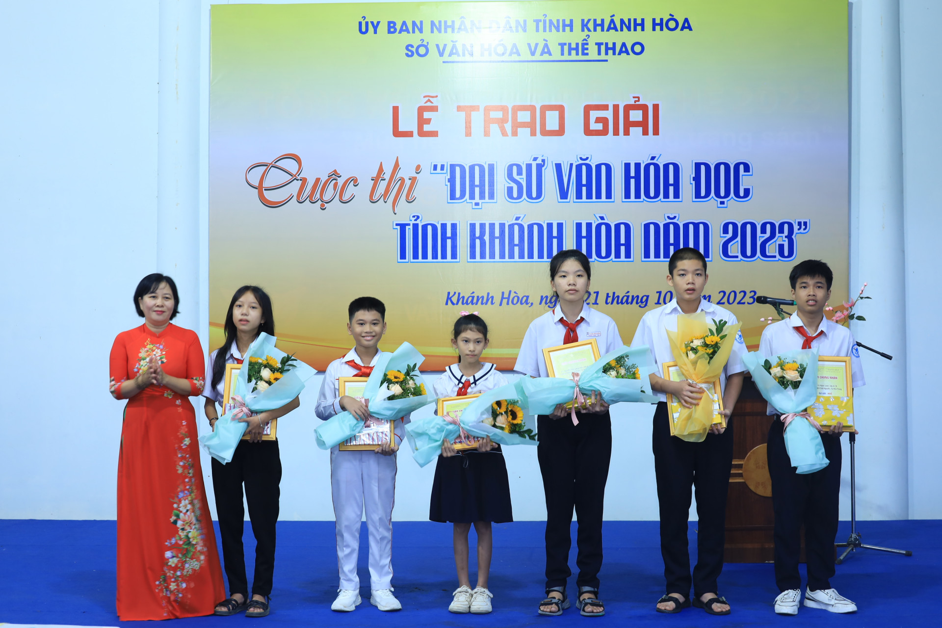 Lãnh đạo Thư viện tỉnh Khánh Hòa trao giải Nhì cho các em học sinh.