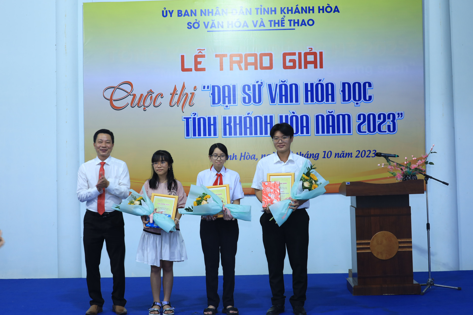 Lãnh đạo Sở Văn hóa và Thể thao Khánh Hòa trao giải Nhất cho học sinh có bài dự thi xuất sắc.