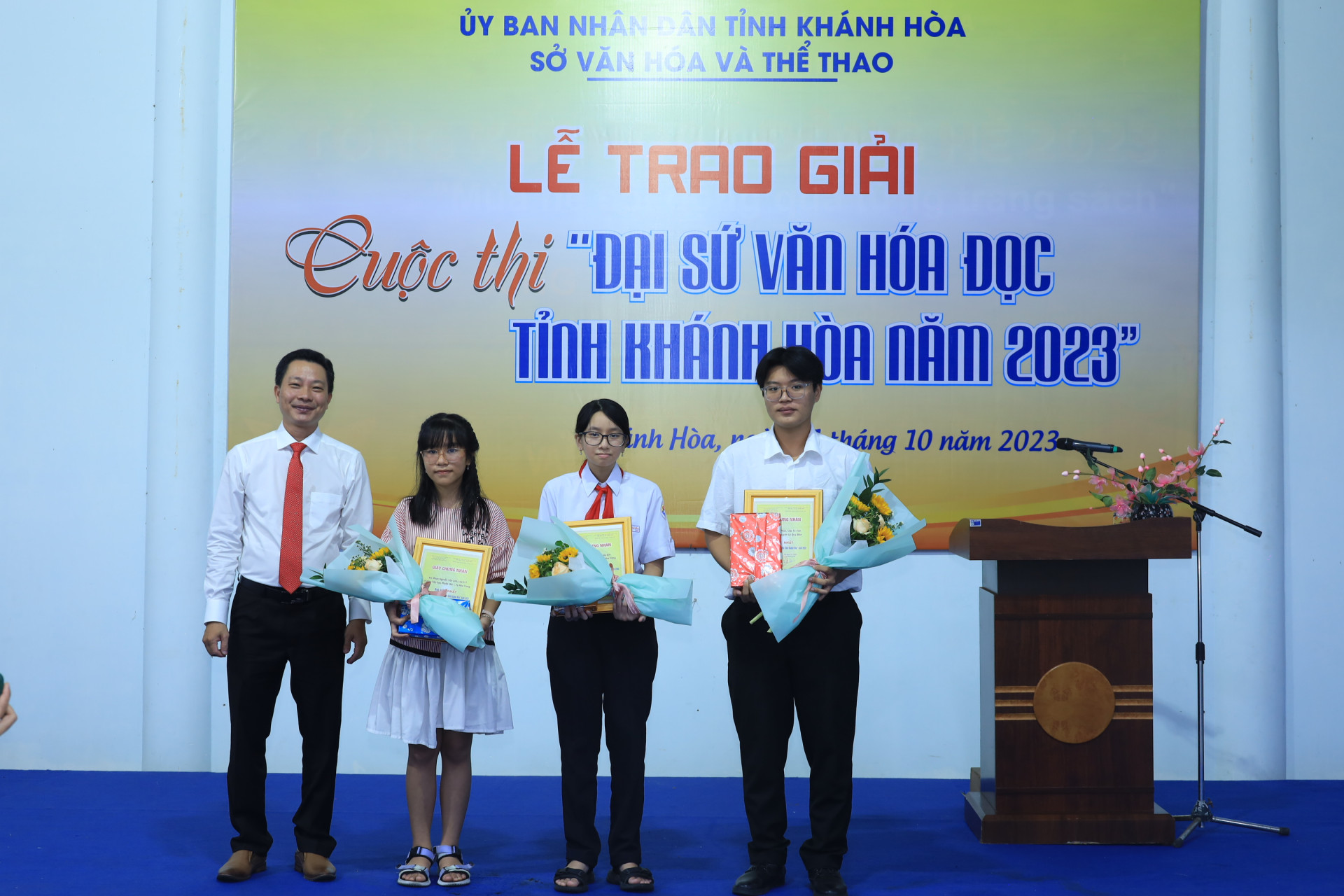 Lãnh đạo Sở Văn hóa và Thể thao Khánh Hòa trao giải Nhất cho học sinh có bài dự thi xuất sắc.