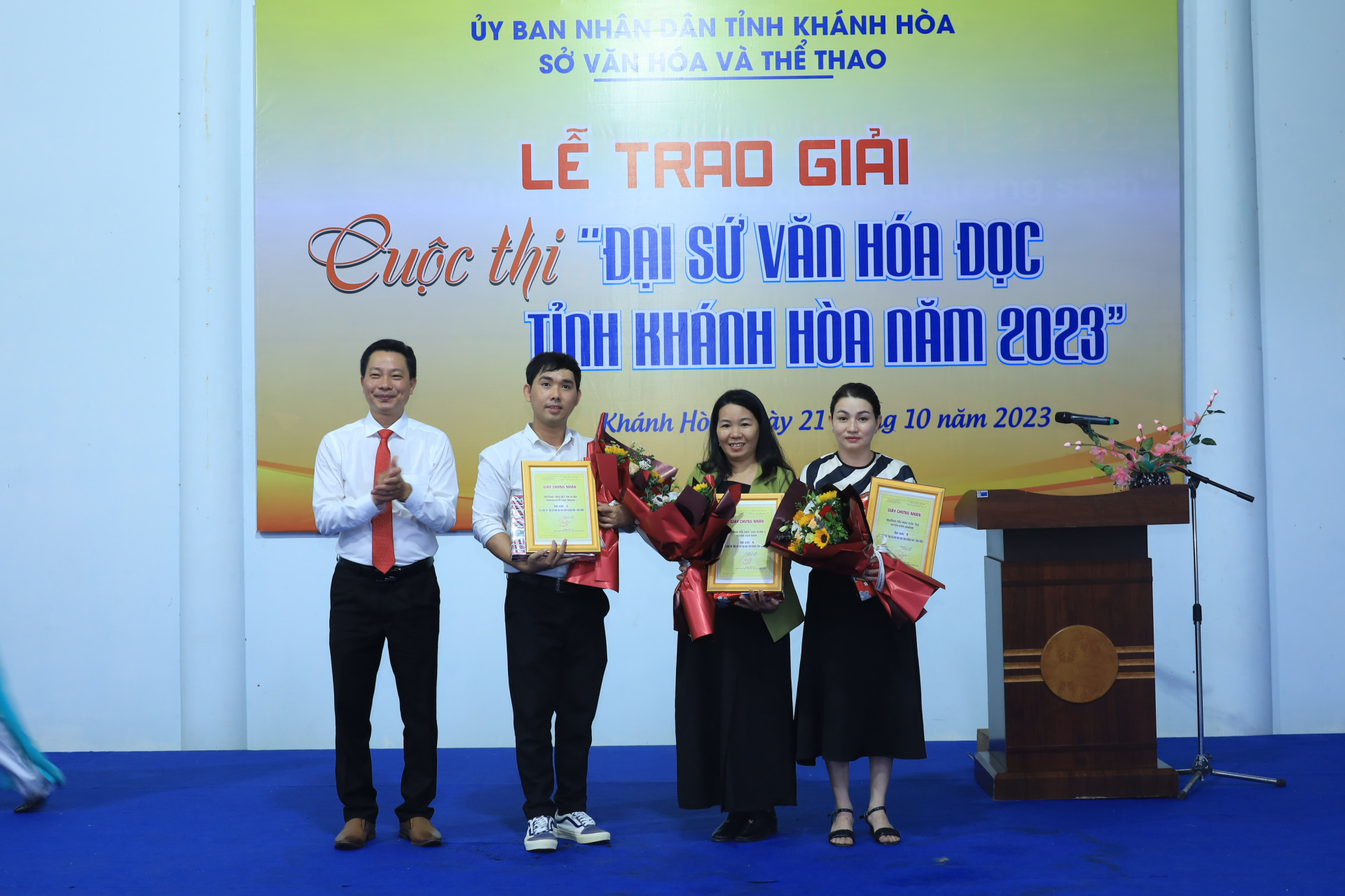 Lãnh đạo Sở Văn hóa và Thể thao Khánh Hòa trao giải tập thể cho đại diện 3 trường có nhiều học sinh đạt giải.