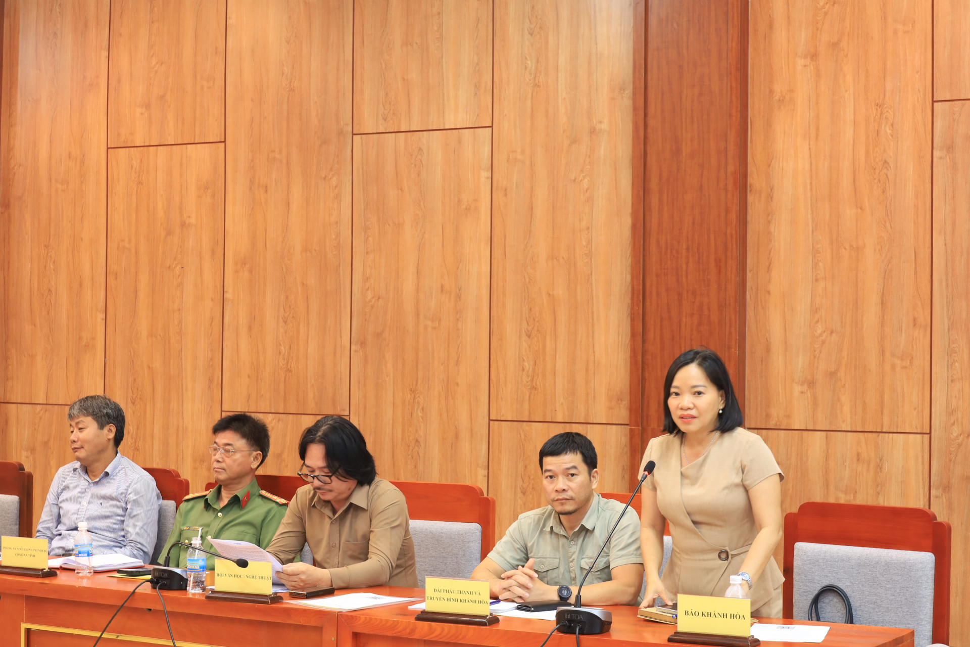 Bà Thái Thị Lệ Hằng - Tổng Biên tập Báo Khánh Hòa phát biểu tại hội nghị.