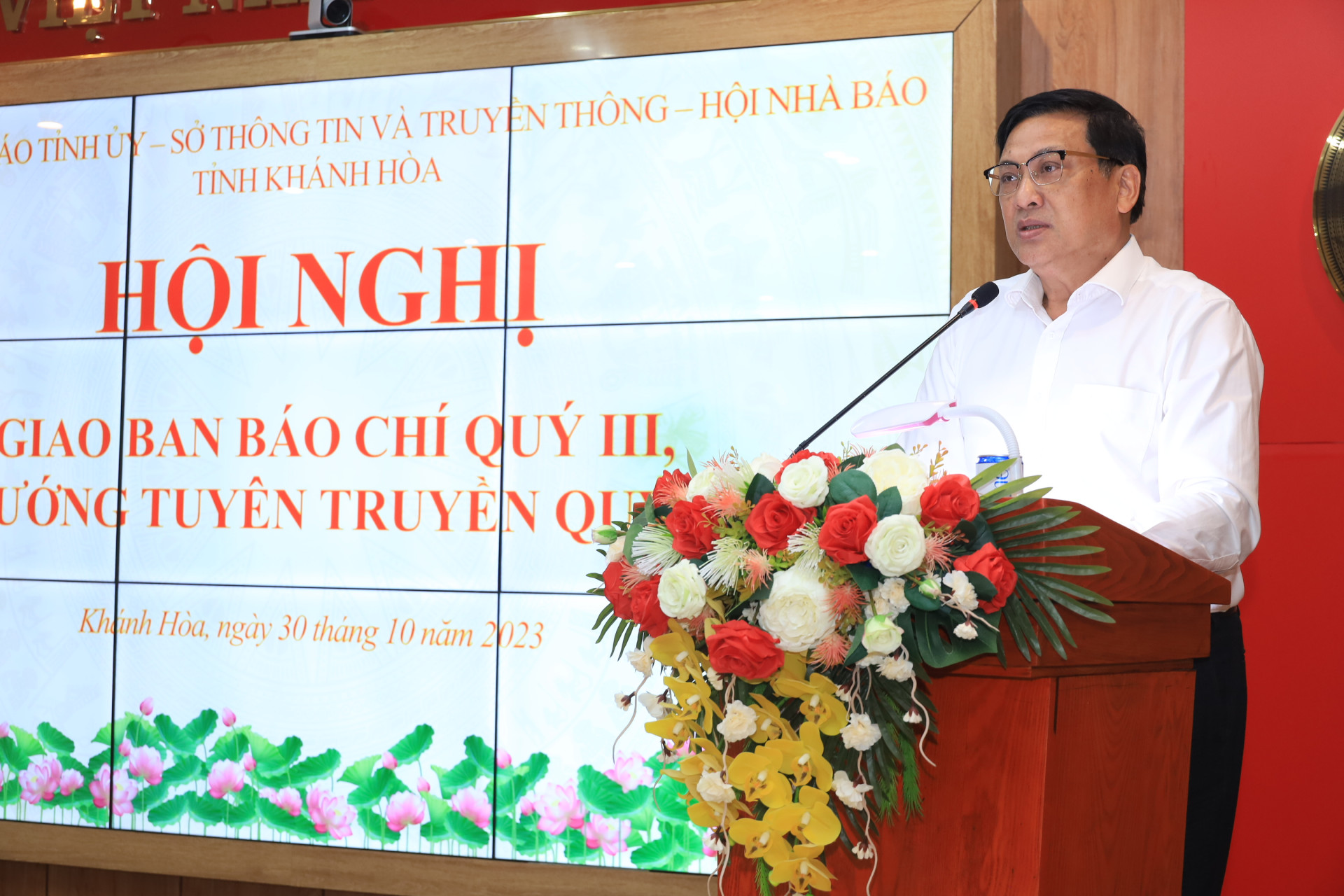 Đồng chí Lê Hữu Thọ phát biểu tại hội nghị.
